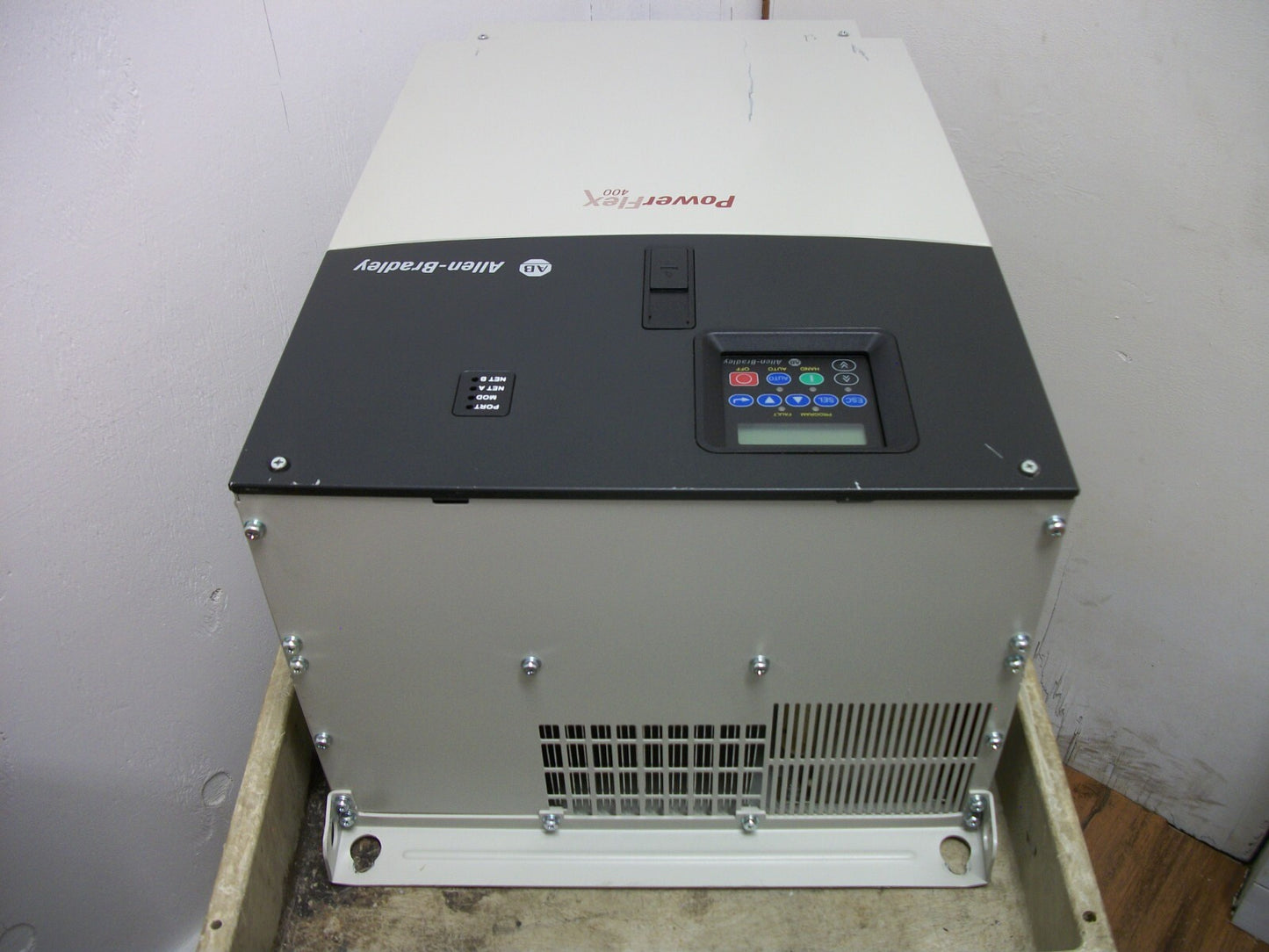 ALLEN-BRADLEY POWERFLEX 400 50HP AC DRIVE 22C-D072A103 3PH 460VOLT DENTED