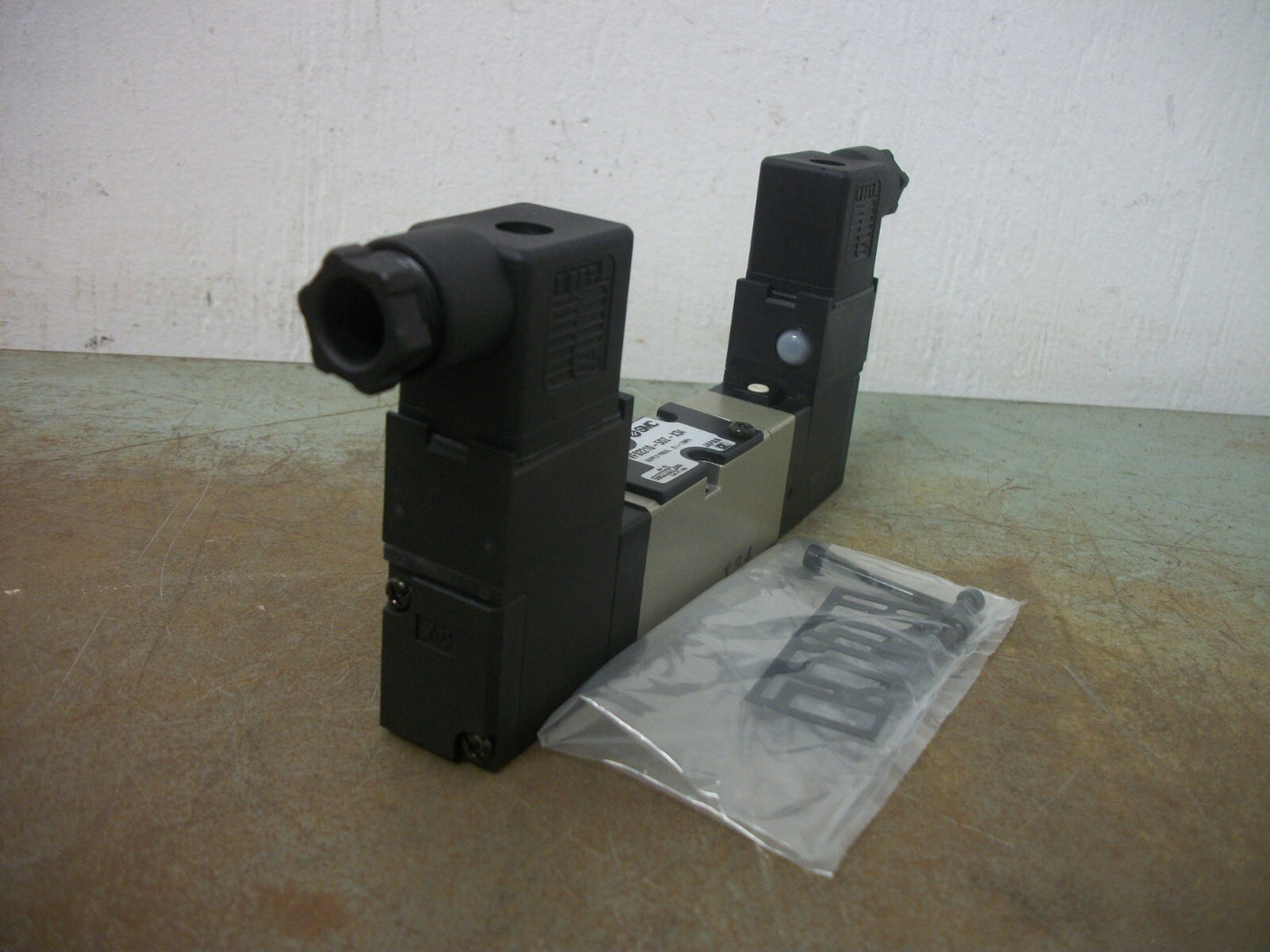 SMC PNEUMATIC SOLENOID VALVE VFS2210-5DZ-X34 0.1-1MPa 21-26VCOIL NOB