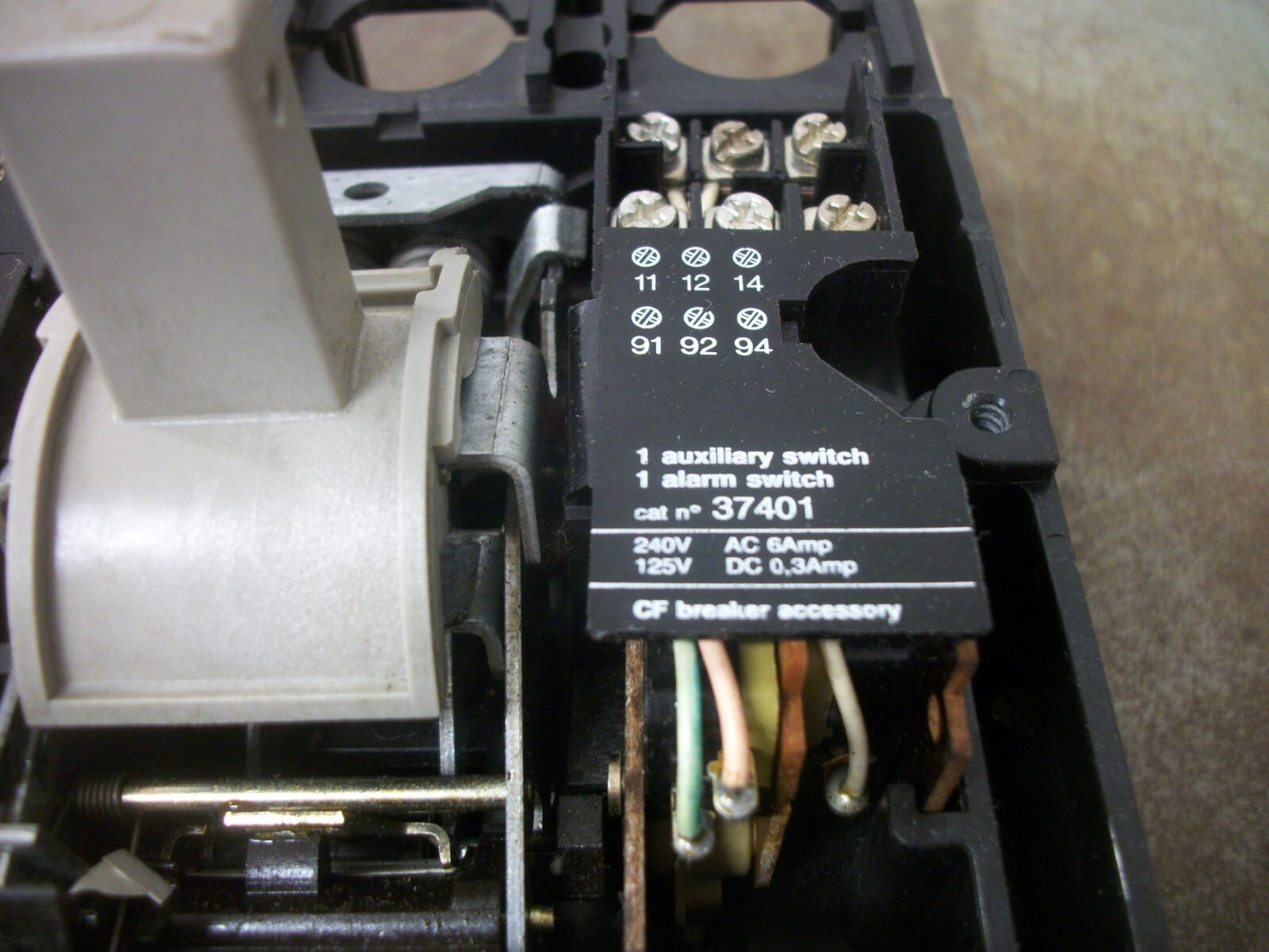 MERLIN GERIN COMPACT CF 250NA CIRCUIT BREAKER 37018 250AMP 480VOLT 3POLE