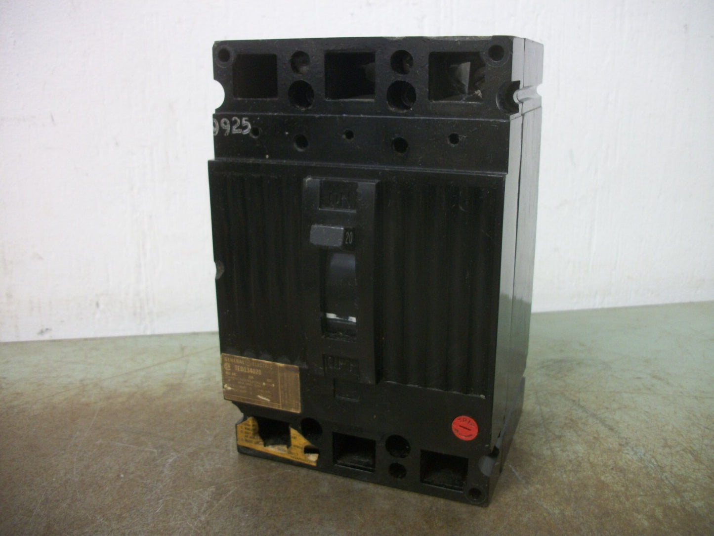 GE TED CIRCUIT BREAKER TED134020 20AMP 480VOLT 3POLE BLACK CHIPPED
