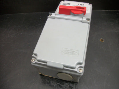 HUBBELL TWIST-LOCK DISCONNECT 3R,12K SE TL3 30AMP 600VOLT 3POLE NON-FUSIBLE