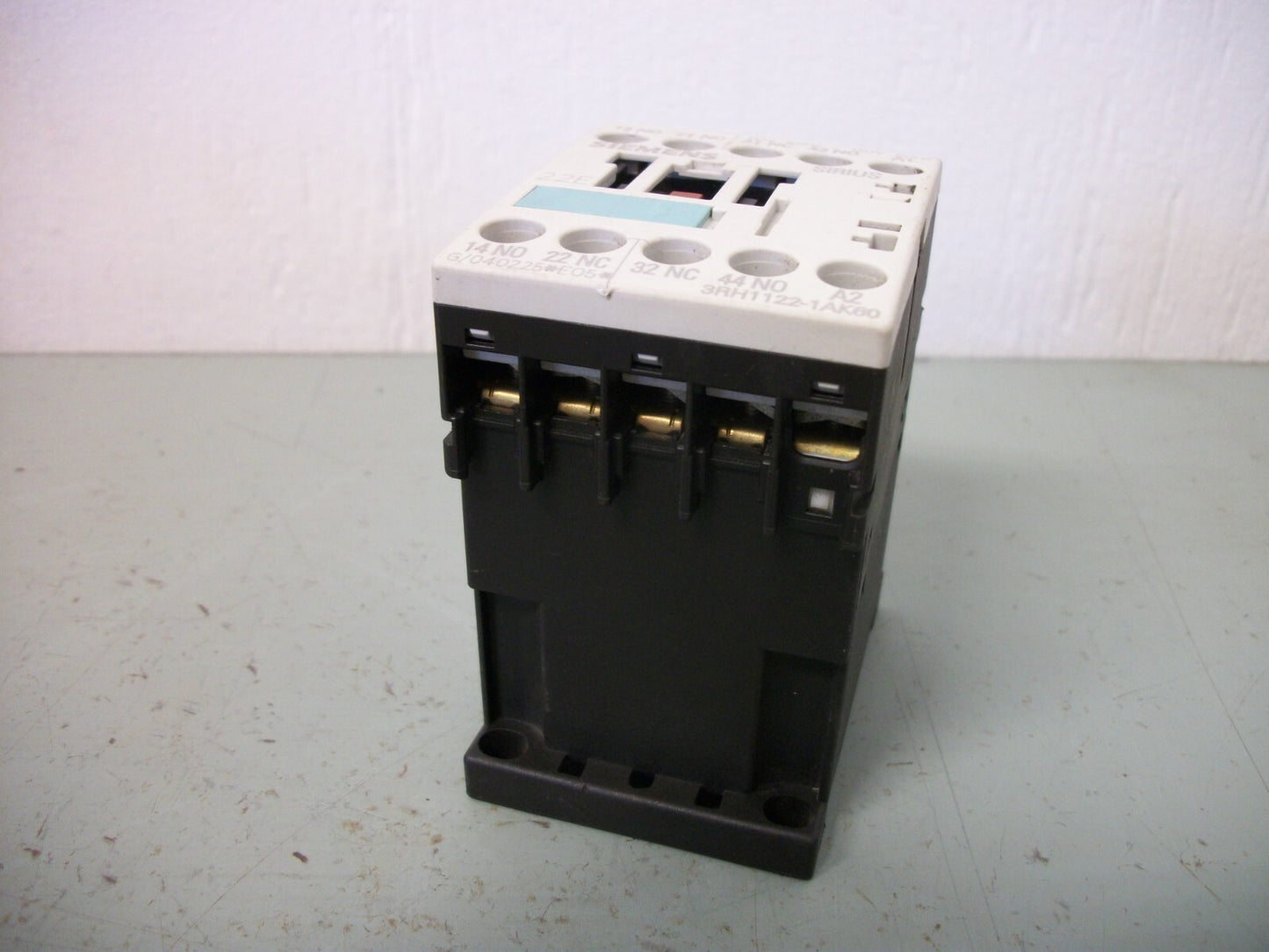 SIEMENS AUXILIARY CONTACTOR 3RH1122-1AK60 120VCOIL 10AMP 600VOLT