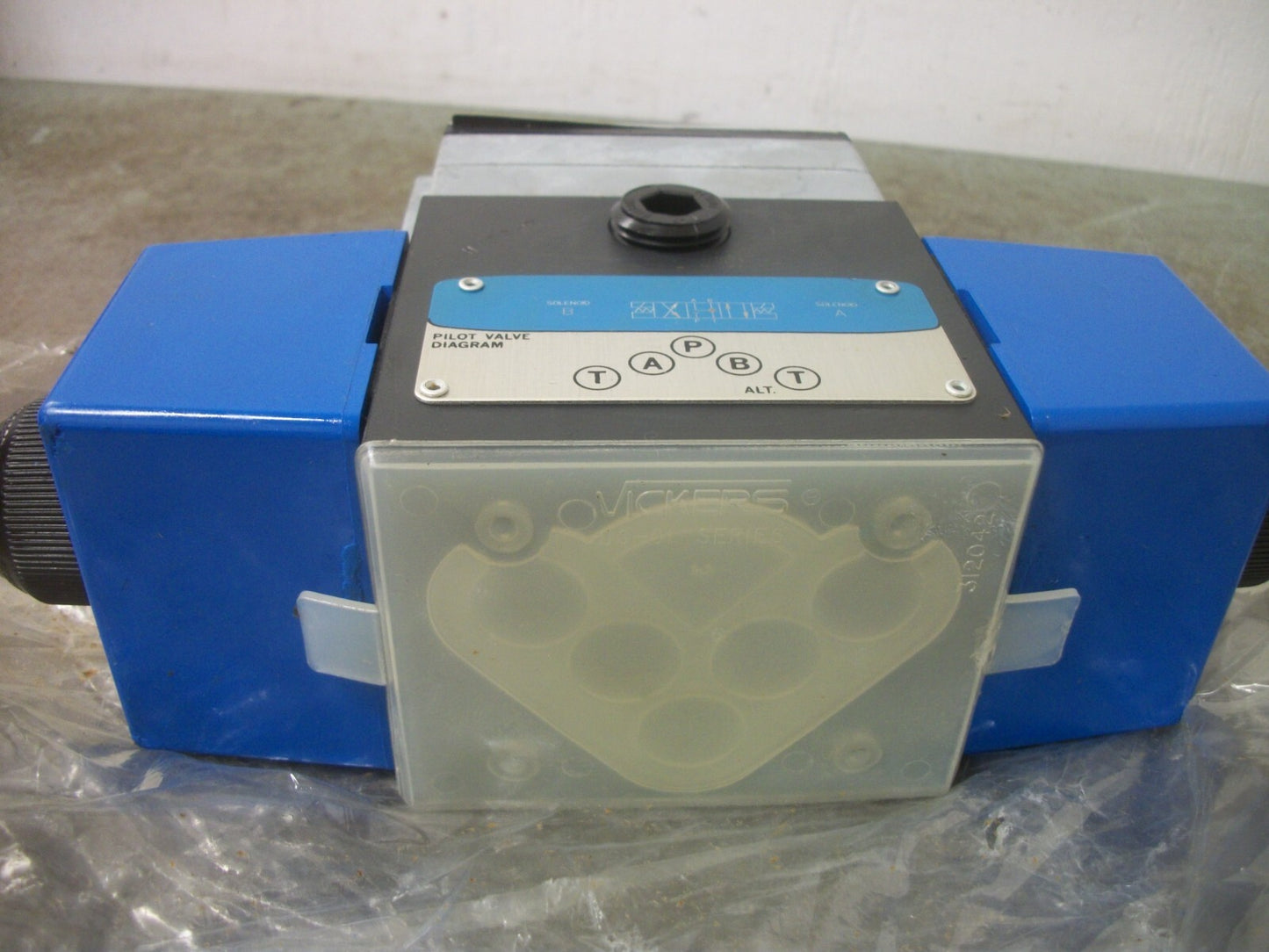 VICKERS TWO-STAGE PILOG VALVE DG4S4LW-016C-B-60 120VCOIL .69AMP NOB