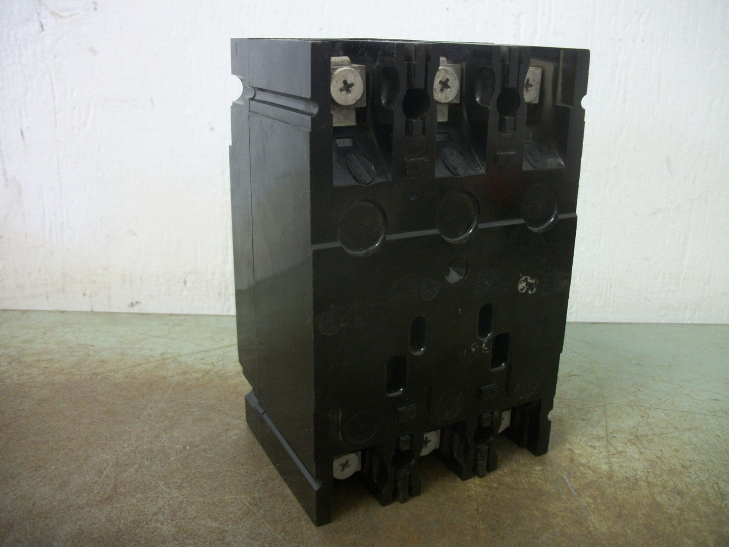 GE TED CIRCUIT BREAKER TED134100 100AMP 480VOLT 3POLE BLACK