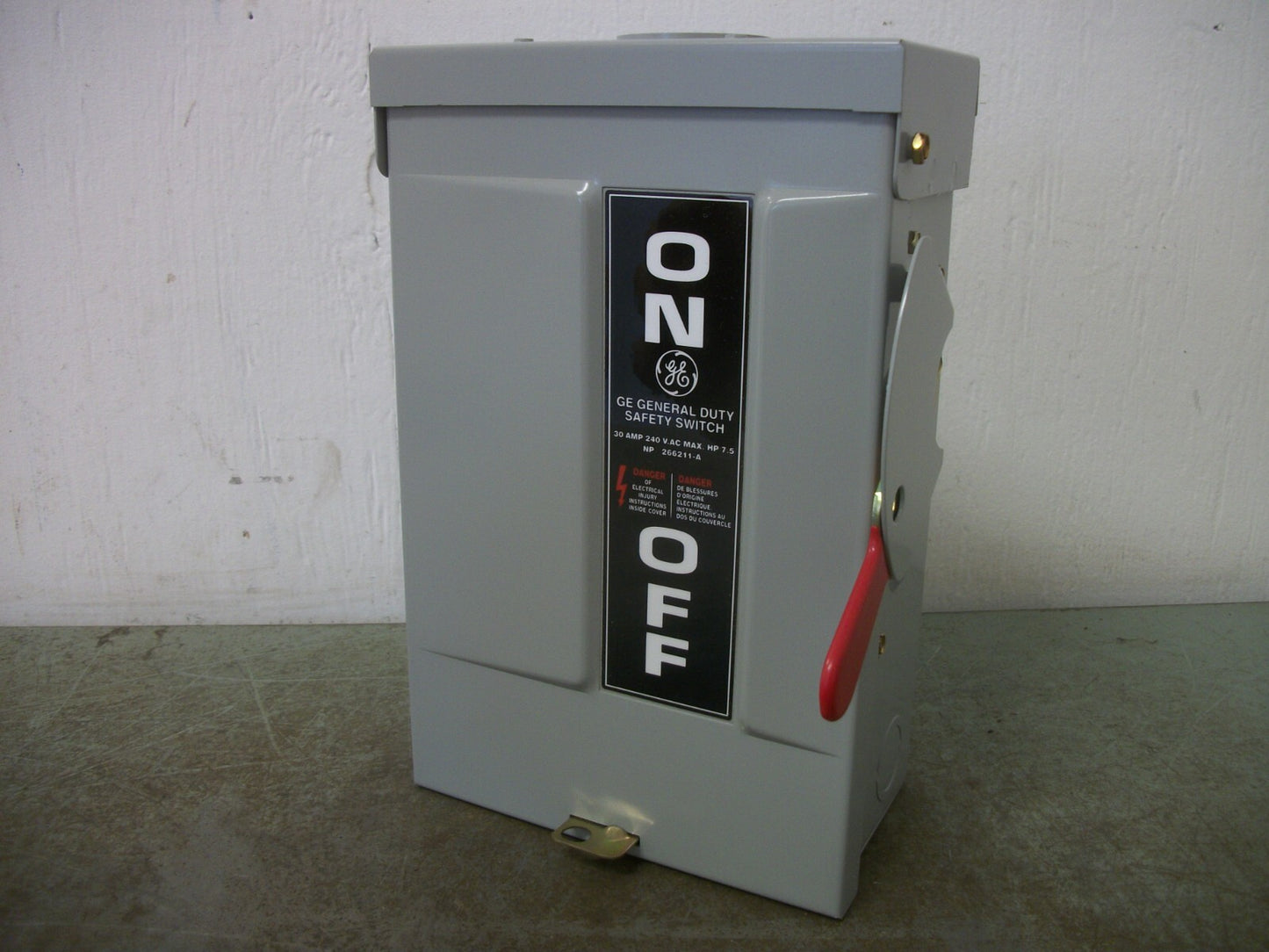GE DISCONNECT TYPE 3R TG3221R 30AMP 240VOLT 2POLE FUSIBLE NOB