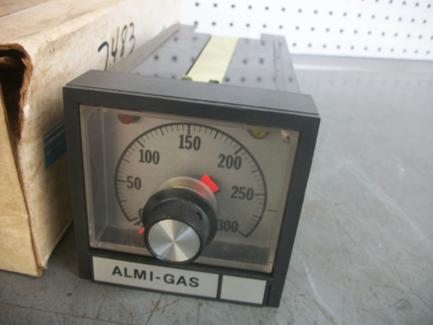 PARTLOW ALMI-GAS ANALOG TEMPERATURE CONTROLLER 0-300 DEG 76BF200011120FE NIB