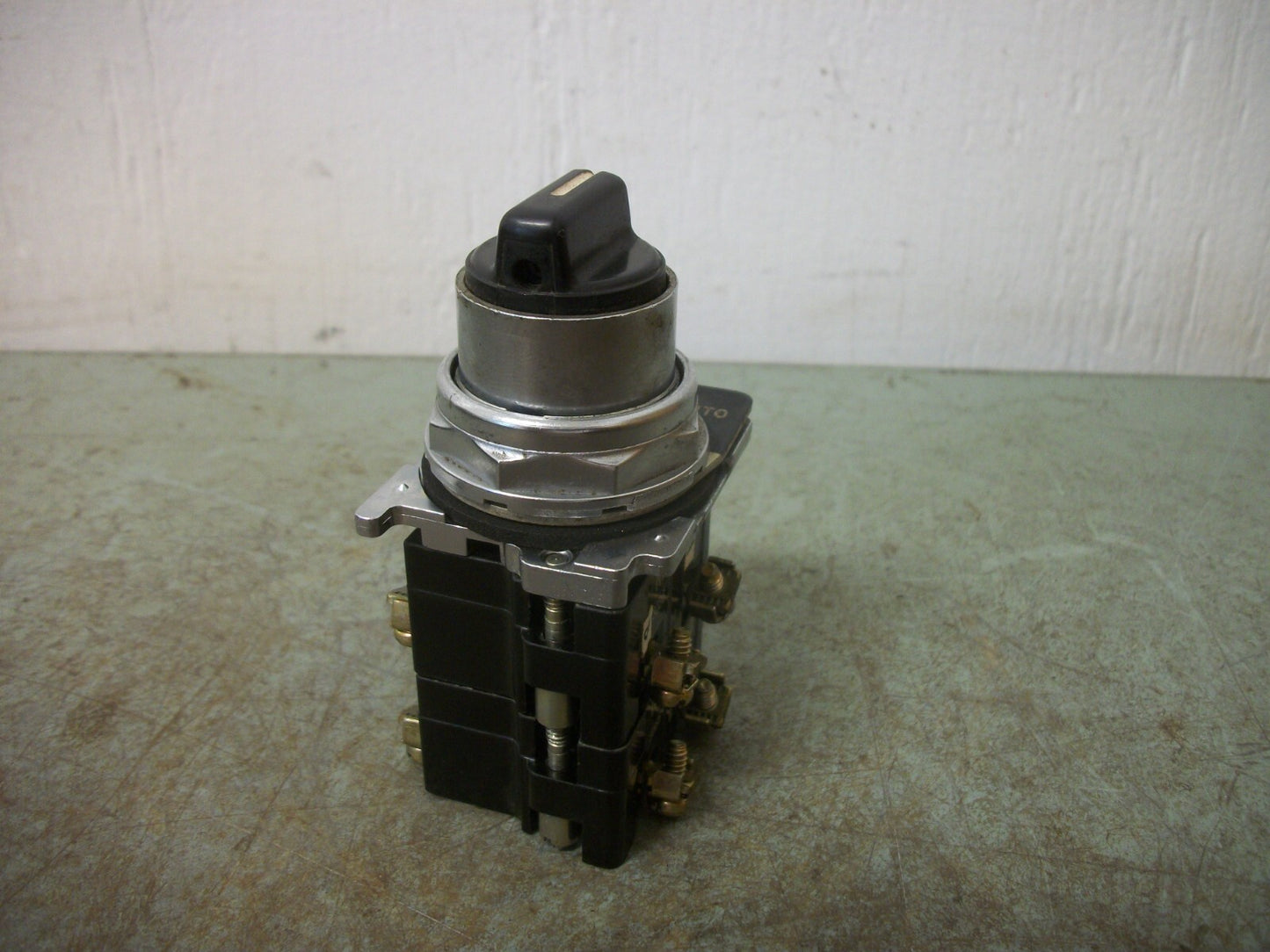 CUTLER-HAMMER 3-POSITION MAINTAINED SELECTOR SWITCH 10250T 600VOLT