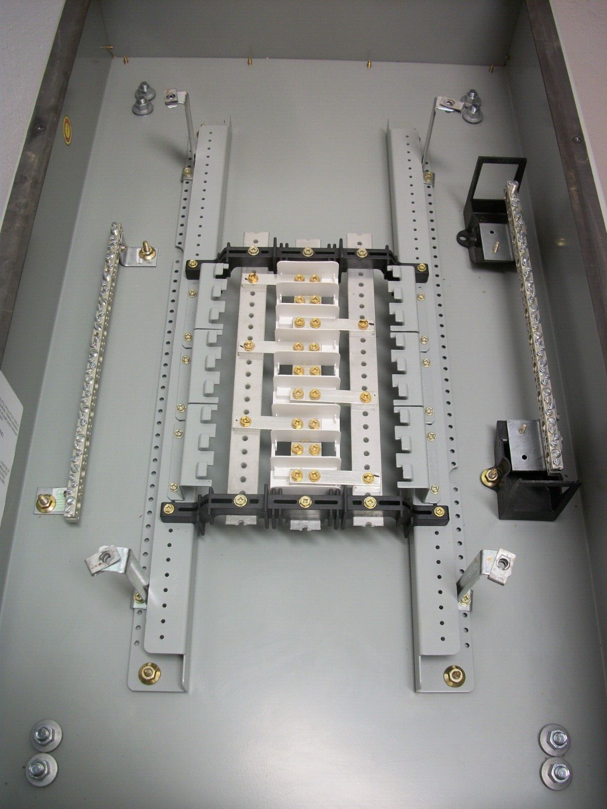 CUTLER-HAMMER PRL1A LOAD CENTER PANELBOARD EZB2036R 100AMP 208Y/120VOLT 3PH 4W