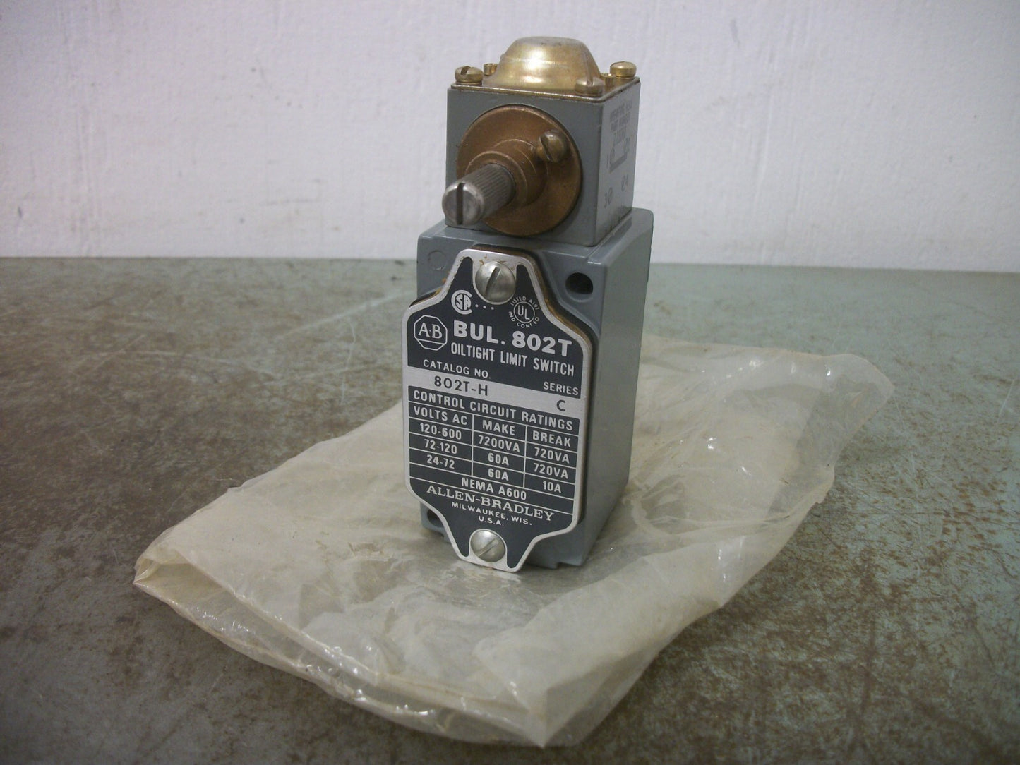 ALLEN-BRADLEY OILTIGHT LIMIT SWITCH 802T-H NOB