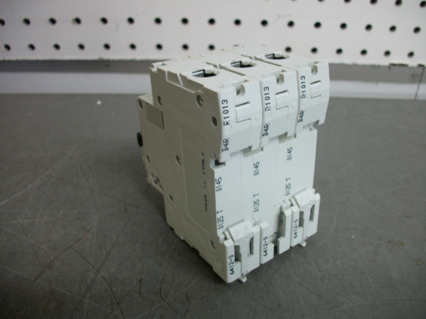 SQUARE D MERLIN GERIN MULTI 9 MINI CIRCUIT BREAKER MG17467 30AMP 480VOLT 3POLE