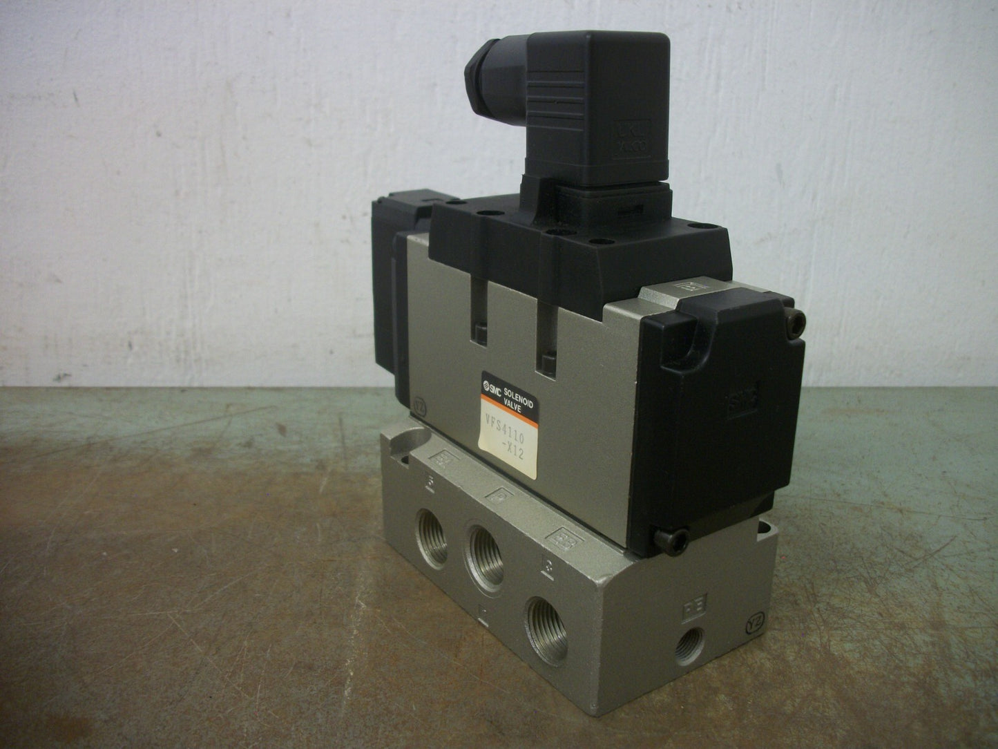 SMC PNEUMATIC SOLENOID VALVE VFS4110-X12 21-26VCOIL NOB