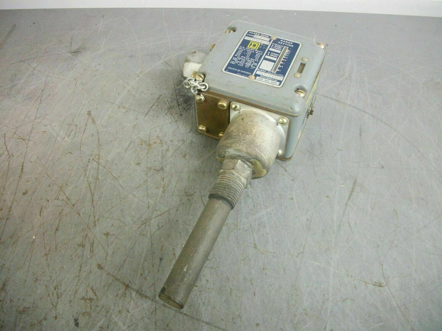 SQUARE D 1/2" NPT TEMPERATURE SWITCH 9025BFW33 80-145 DEG F