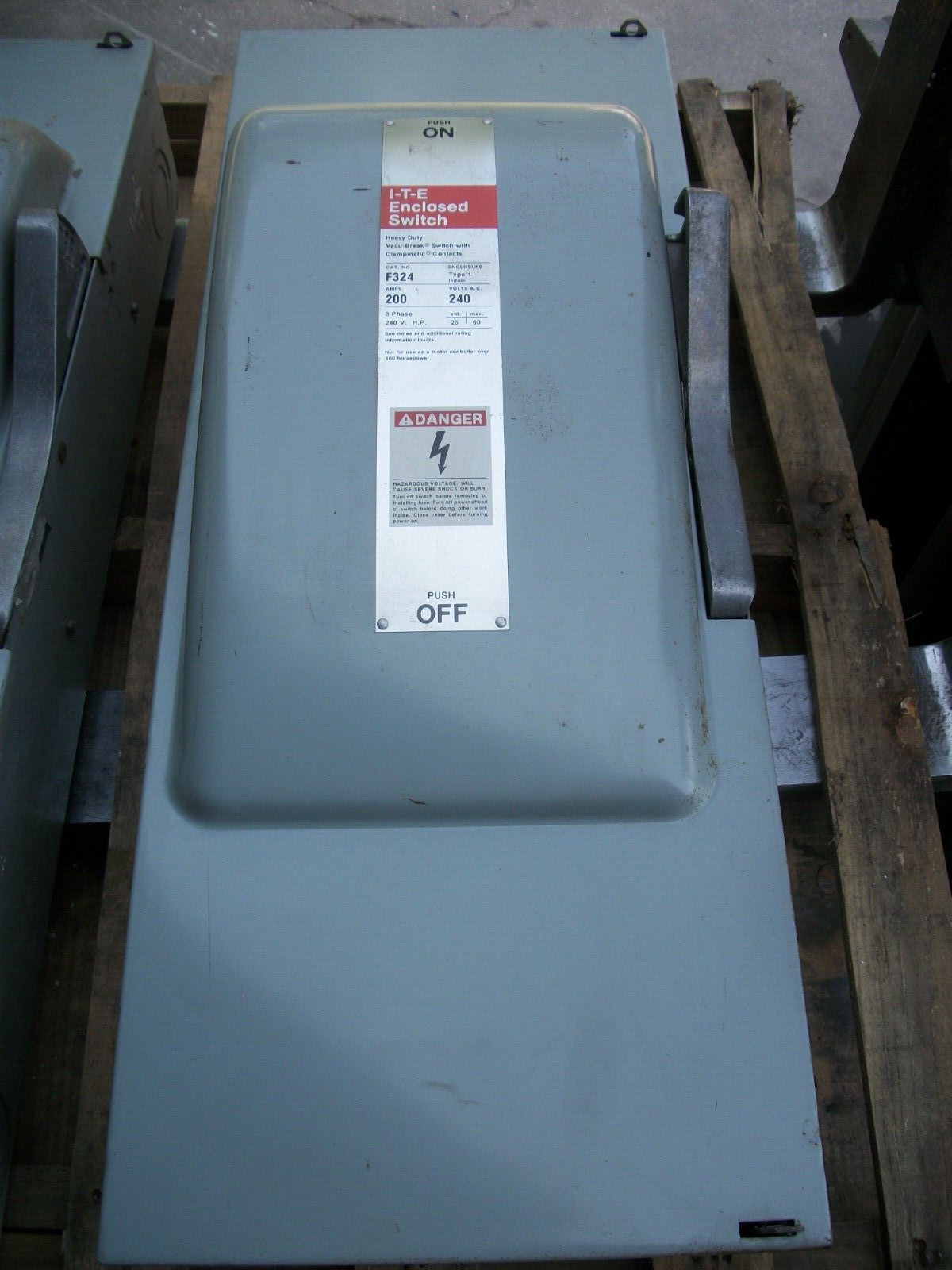 SIEMENS DISCONNECT TYPE 1 F324 200AMP 240VOLT 3POLE FUSIBLE