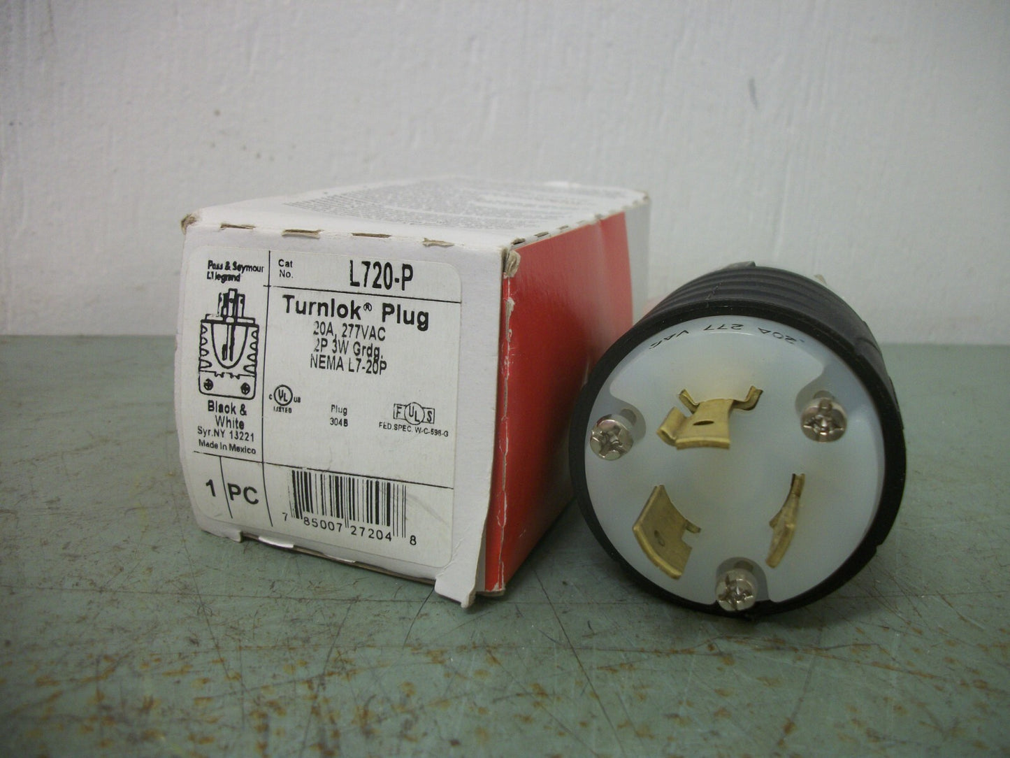 PASS & SEYMOUR TURNLOK PLUG L720-P 20AMP 277VOLT 2P 3W+G NIB