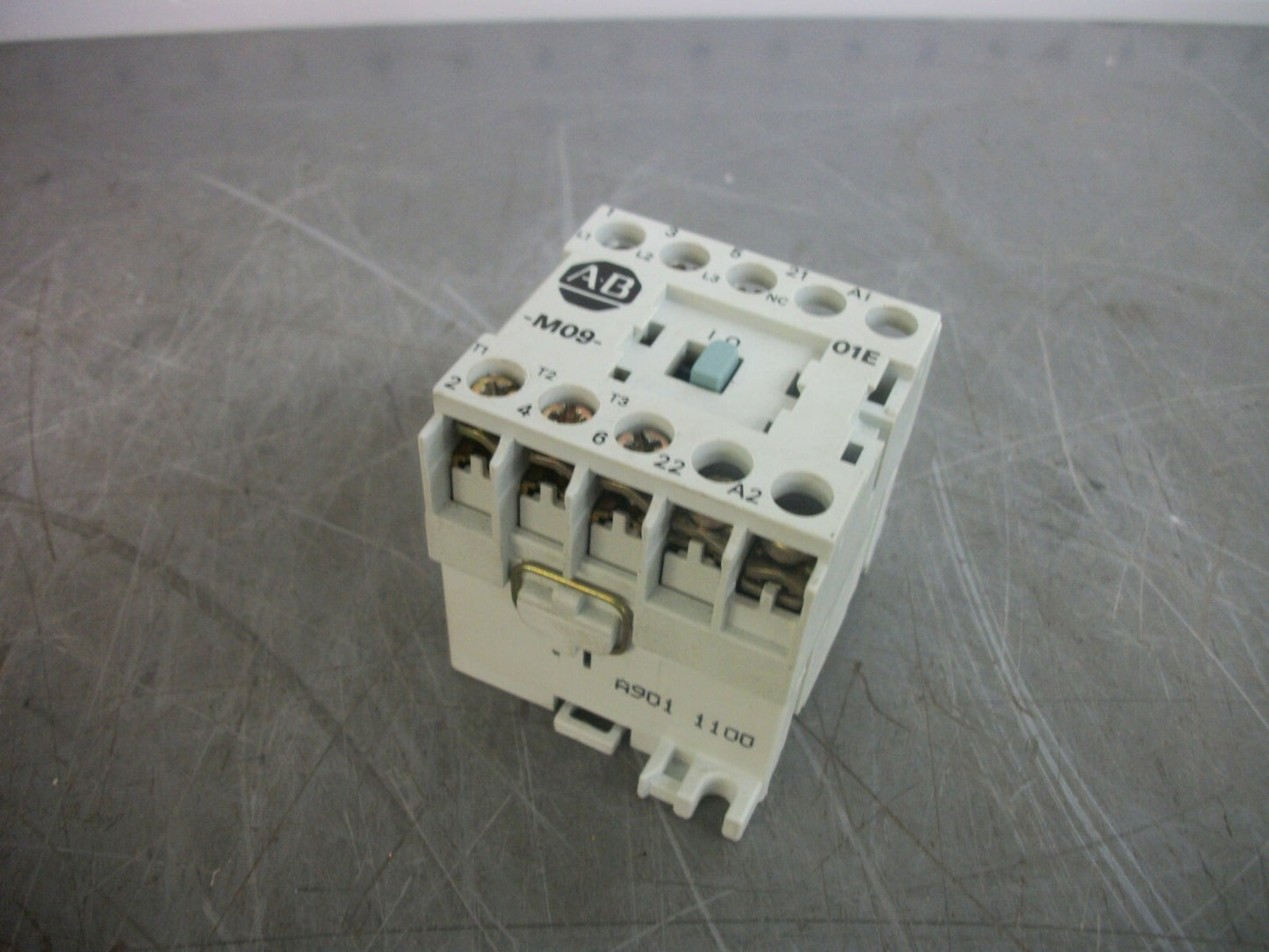 ALLEN-BRADLEY MINI CONTACTOR 100-MO9NZ*31 12AMP 24VCOIL 3PH 600V 5HP