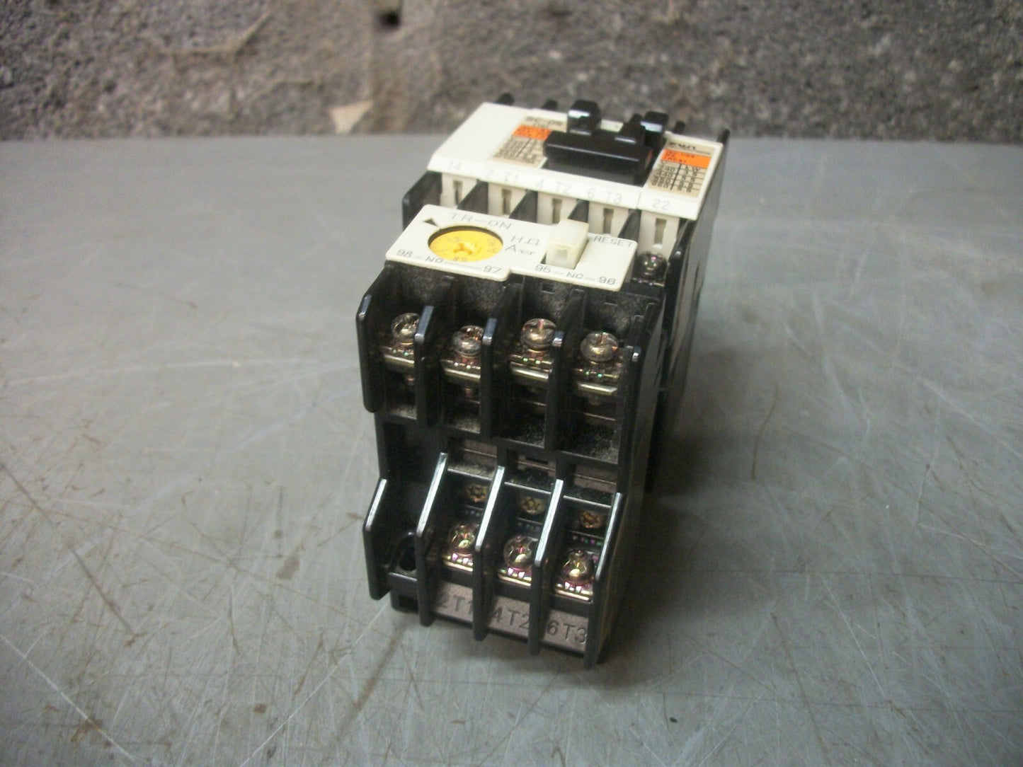 FUJI SC-05 MOTOR STARTER 4NC0G0 13AMP 220VCOIL 3PH 600V 5HP W/OL 0.8-1.2AMP