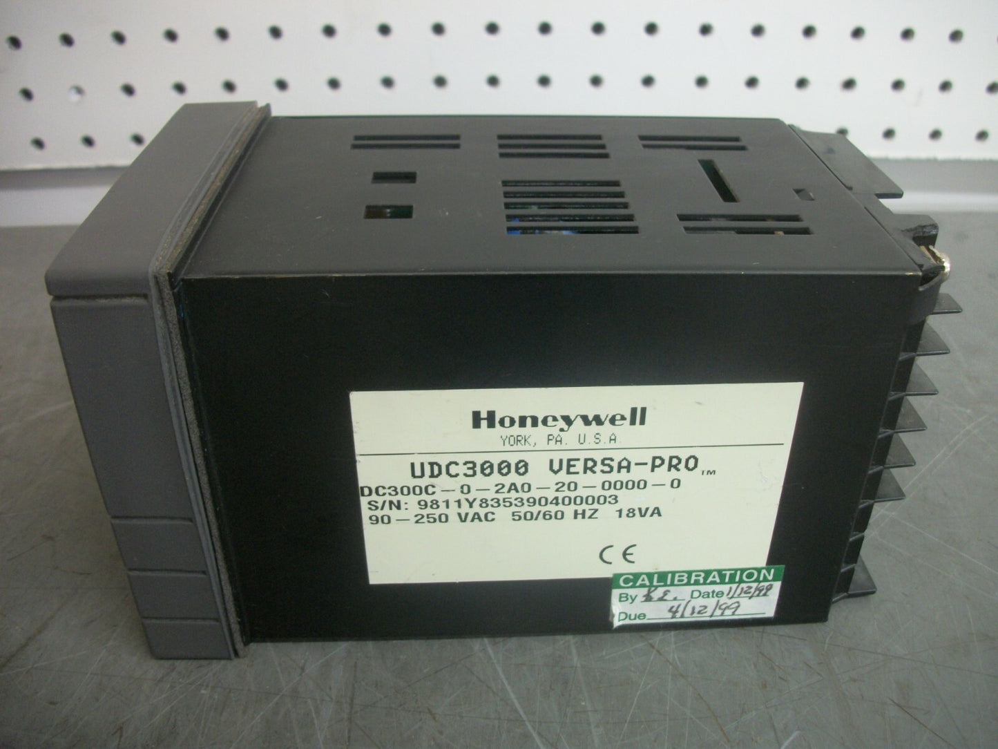 HONEYWELL UDC3000 VERSA-PRO TEMPERATURE CONTROLLER DC300C-0-2A0-20-0000-0