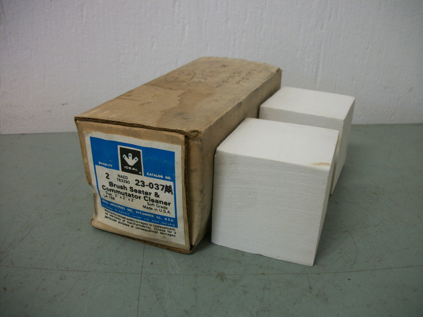 IDEAL 2X2X2 BOX OF 2 BRUSH SEATER