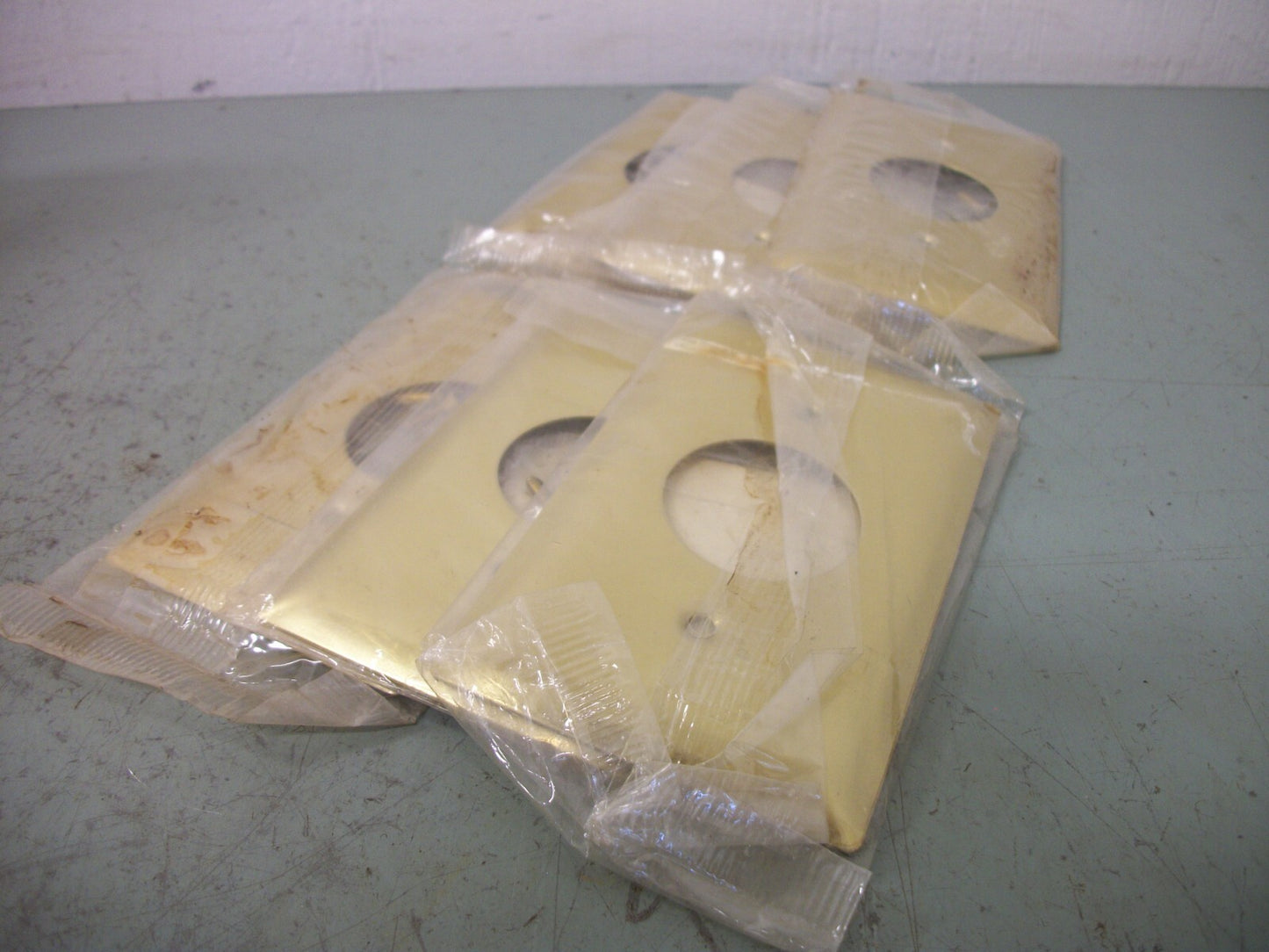 PASS & SEYMOUR LOT OF 6 SINGLE OUTLET BRASS WALL PLATES SB7-CC B7-PBD NEW