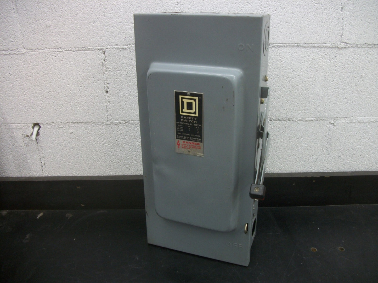 SQUARE D DISCONNECT TYPE 1 HU363 100AMP 600VOLT 3POLE NON-FUSIBLE OLD