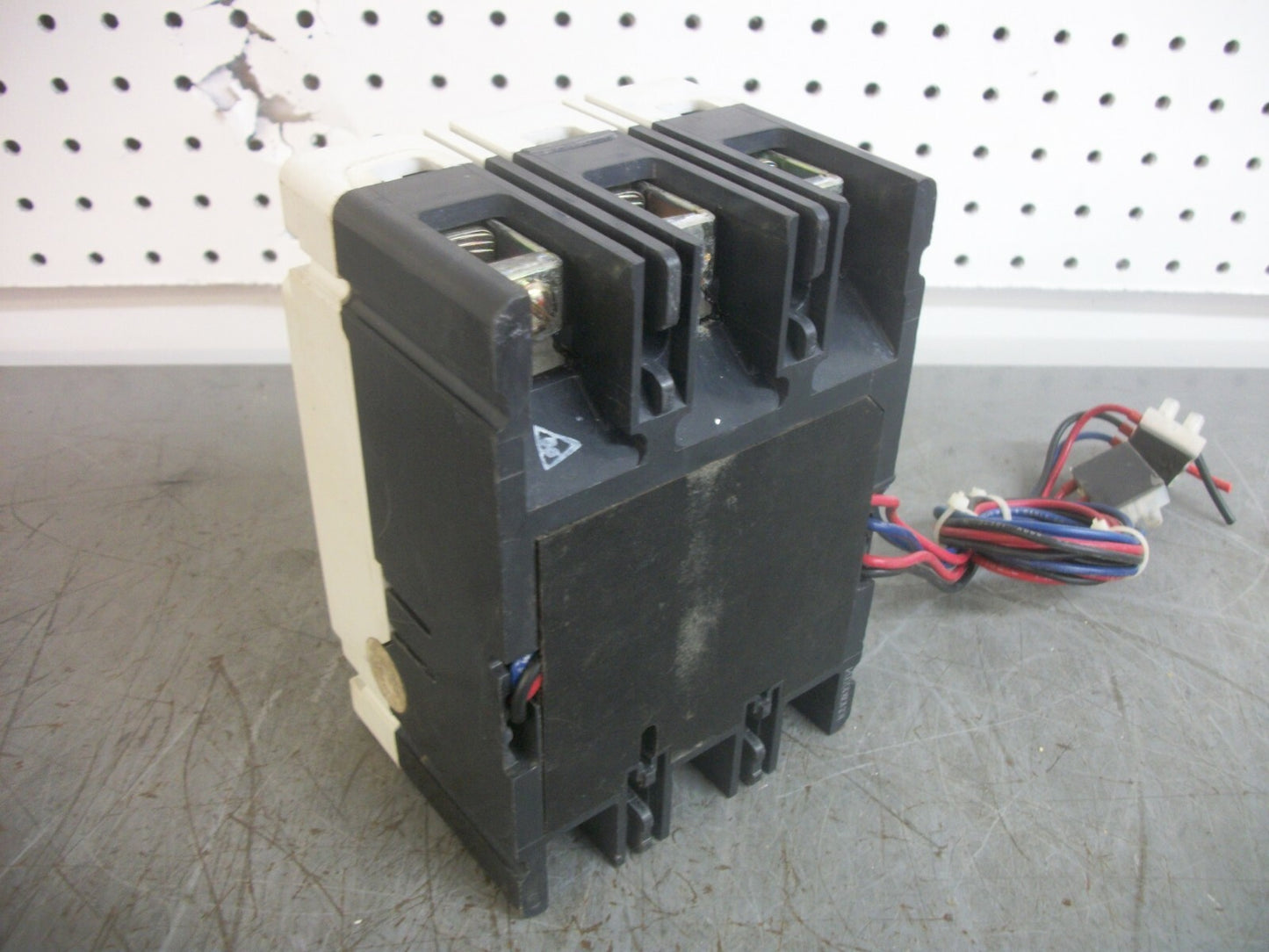 CUTLER-HAMMER HMCPS CIRCUIT BREAKER HMCPS007C0C 7AMP 600VOLT 3POLE W/AUX