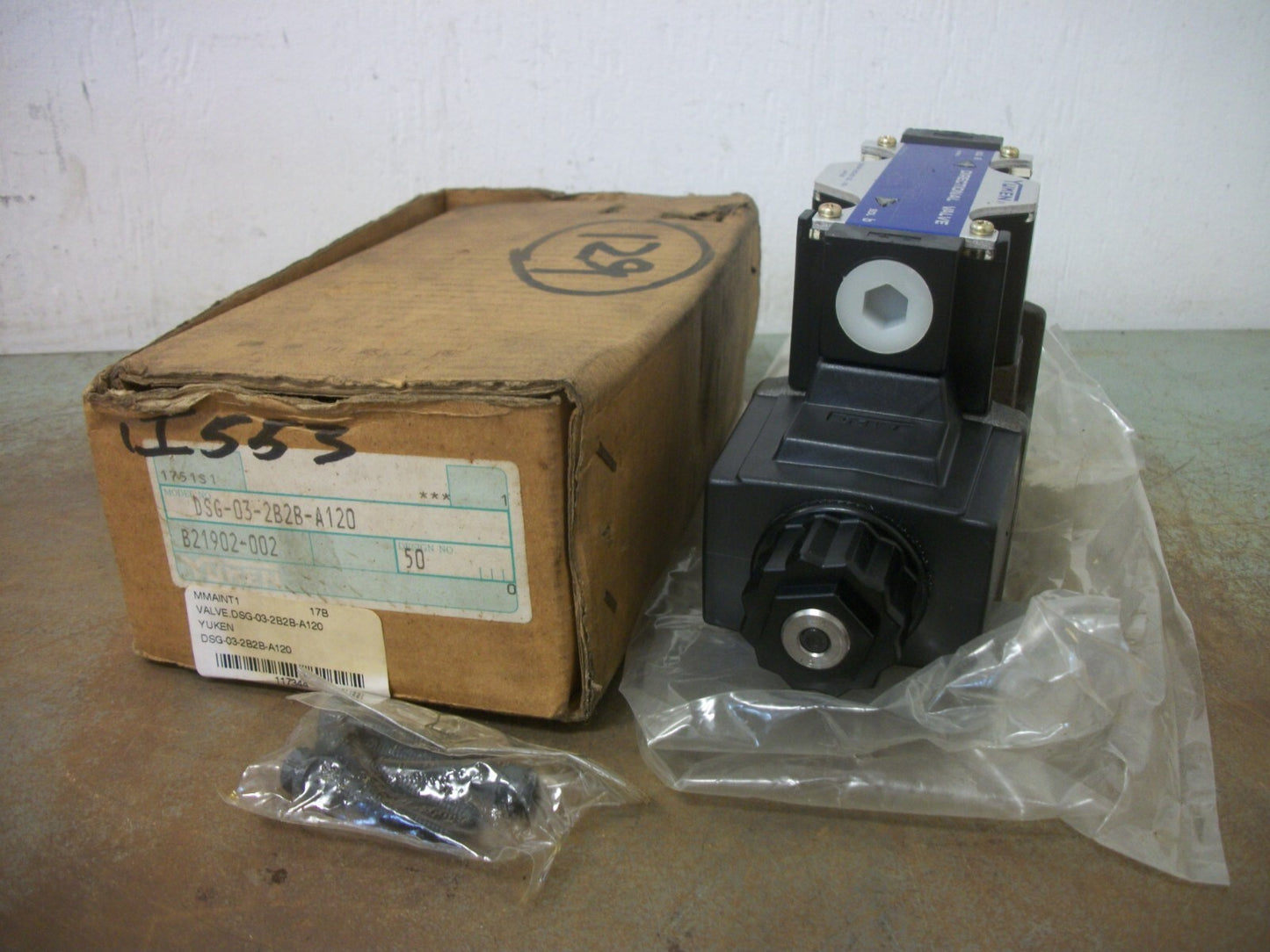 YUKEN SOLENOID OPERATED DIRECTIONAL HYDRAULIC VALVE DSG-03-2B2B-A120-50 NIB
