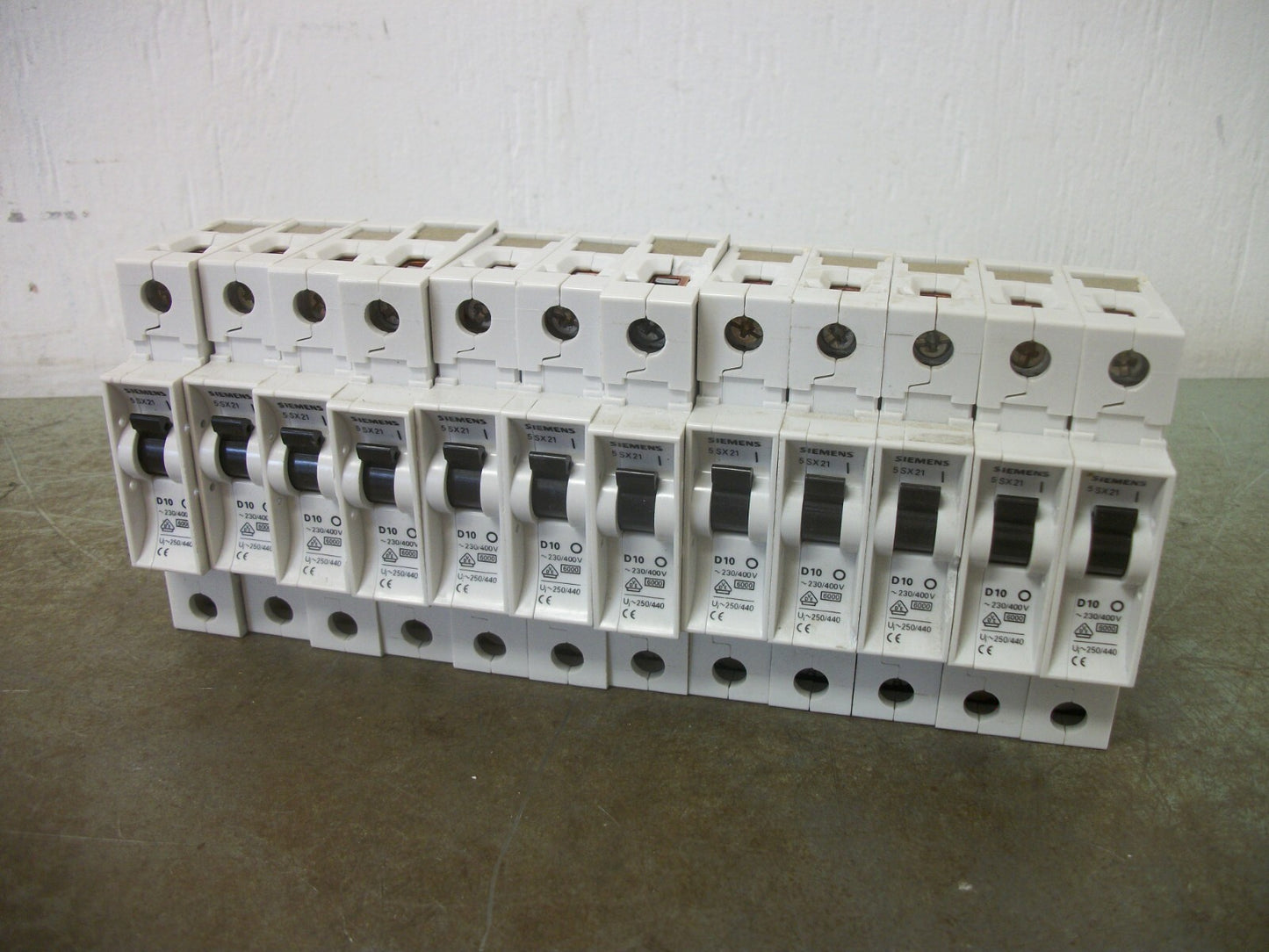 SIEMENS LOT OF 12 MINI CIRCUIT BREAKERS 5SX21D10 10AMP 230/400VOLT 1POLE
