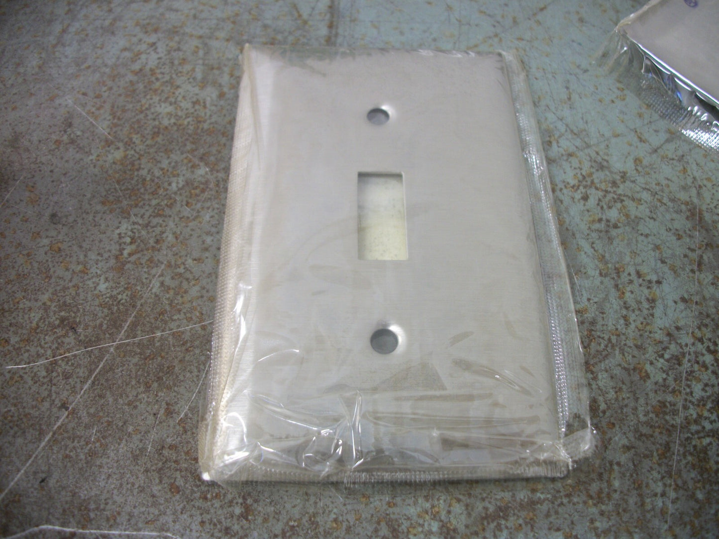 BRYANT BOX OF 10 SINGLE SWITCH SS WALL PLATES S671 NIB
