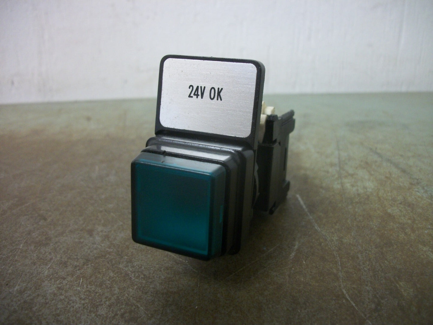 TELEMECANIQUE GREEN INDICATOR LIGHT DFSN 250VOLT 2W