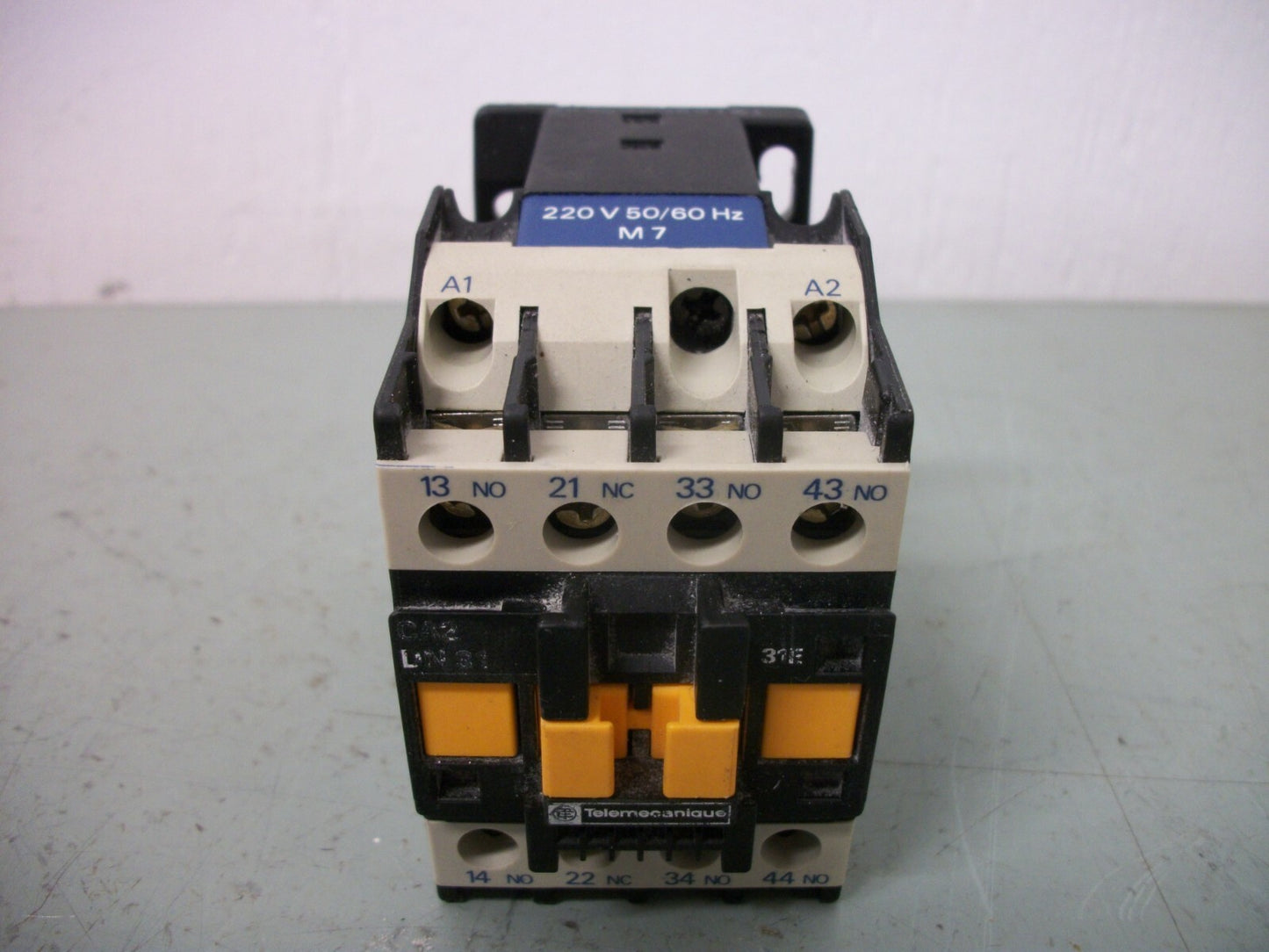 TELEMECANIQUE CONTROL RELAY CA2DN31M7 10AMP 220VCOIL