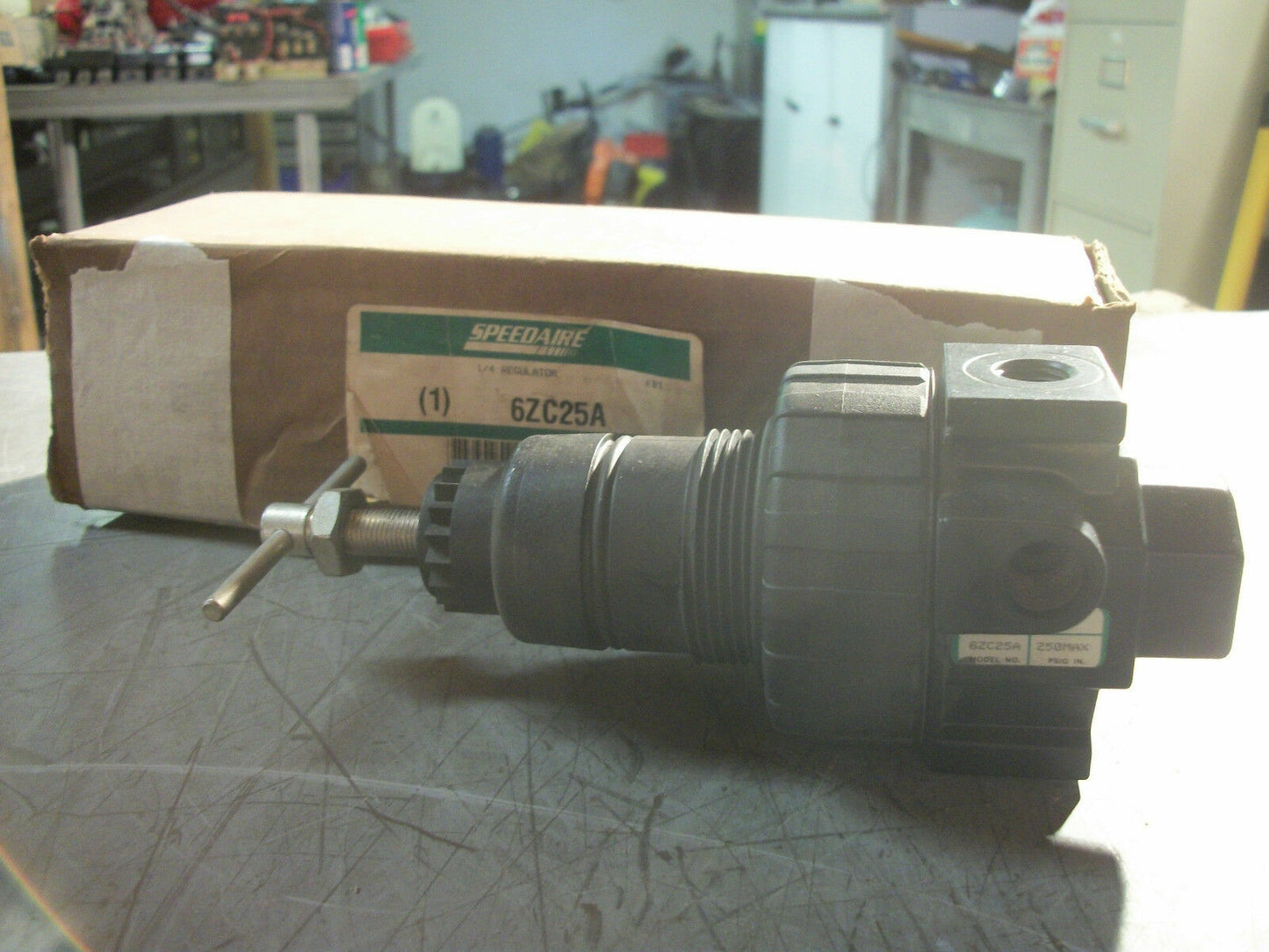 SPEEDAIRE 1/4 PNEUMATIC REGULATOR 6ZC25A 250PSI NIB