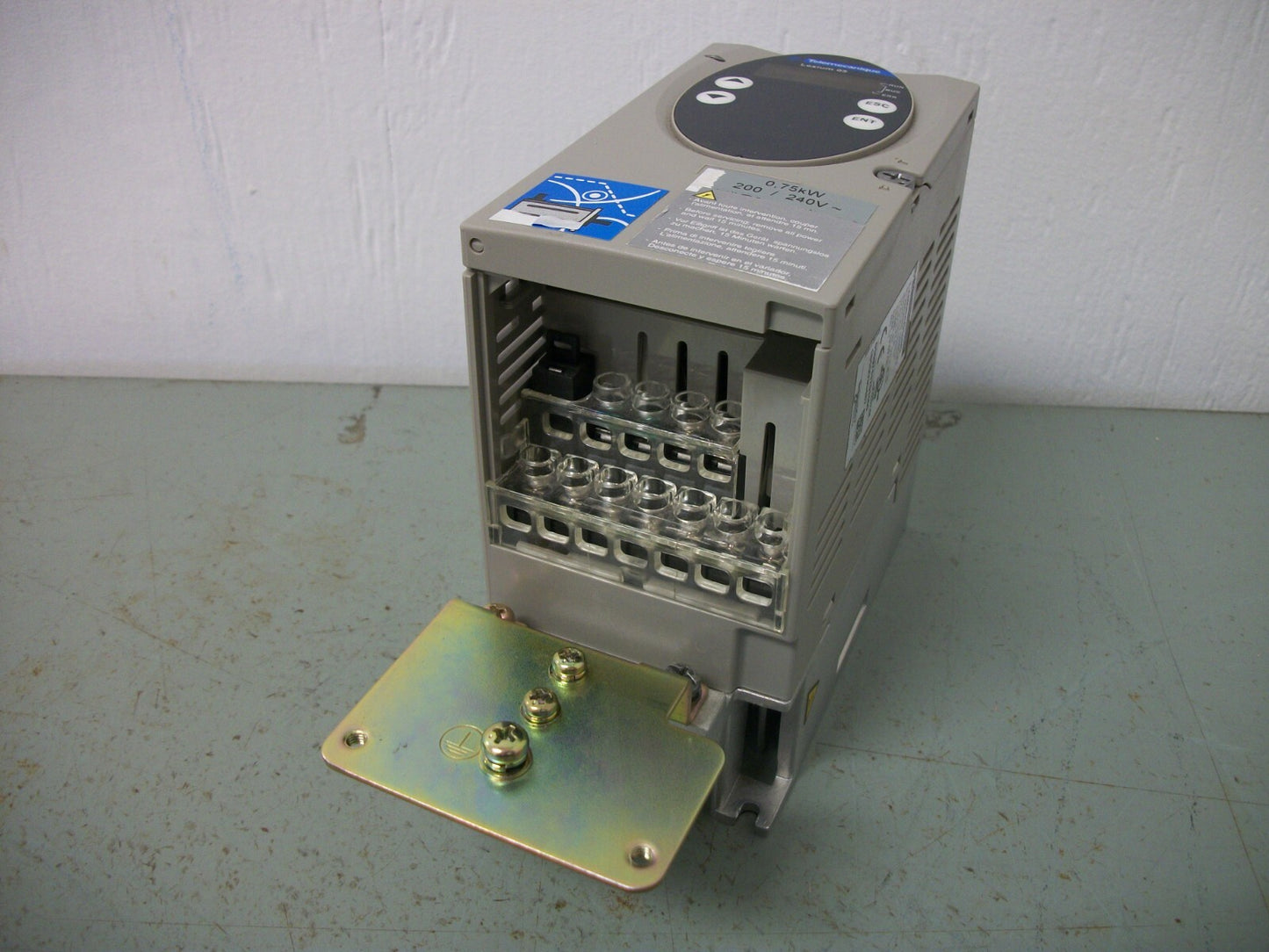 TELEMECANIQUE LEXIUM 05 0.75KW SERVO DRIVE LXM05AD10M2