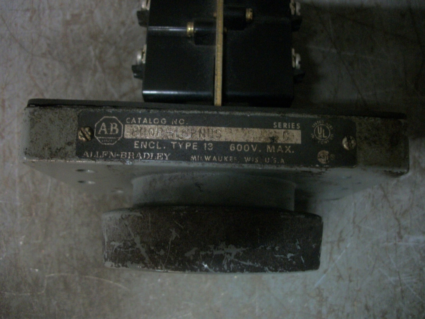 ALLEN-BRADLEY JUMBO BLACK MOMENTARY PUSHBUTTON 800P-LS2NBS