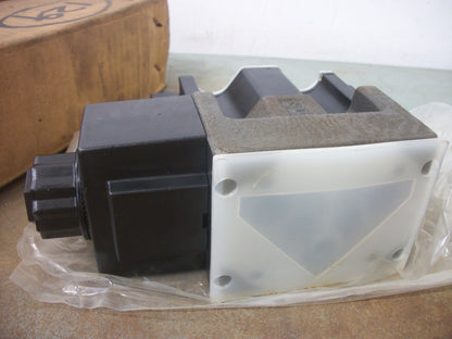 YUKEN SOLENOID OPERATED DIRECTIONAL HYDRAULIC VALVE DSG-03-2B2B-A120-50 NIB
