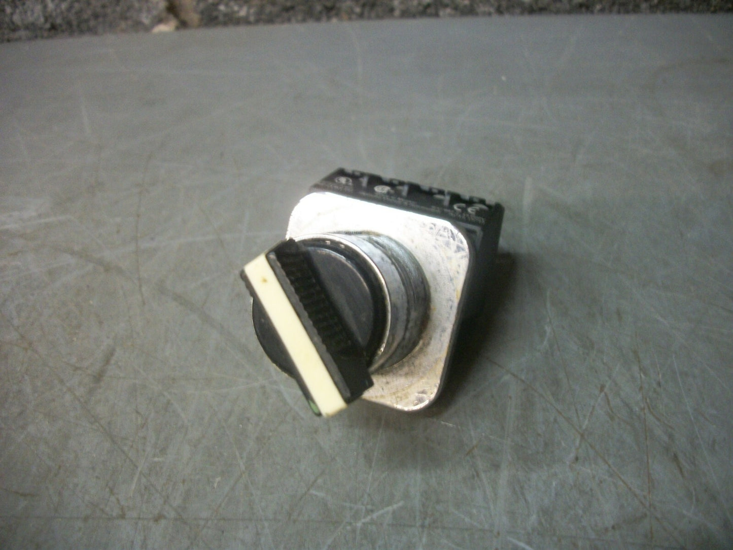 SIEMENS 2-POSITION MAINTAINED SELECTOR SWITCH 52SA2AAB