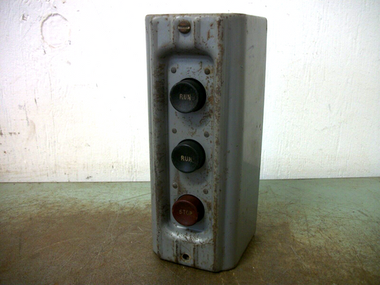 WESTINGHOUSE 3-BUTTON RUN/RUN/STOP PUSHBUTTON STATION 450D984G10 600VOLT