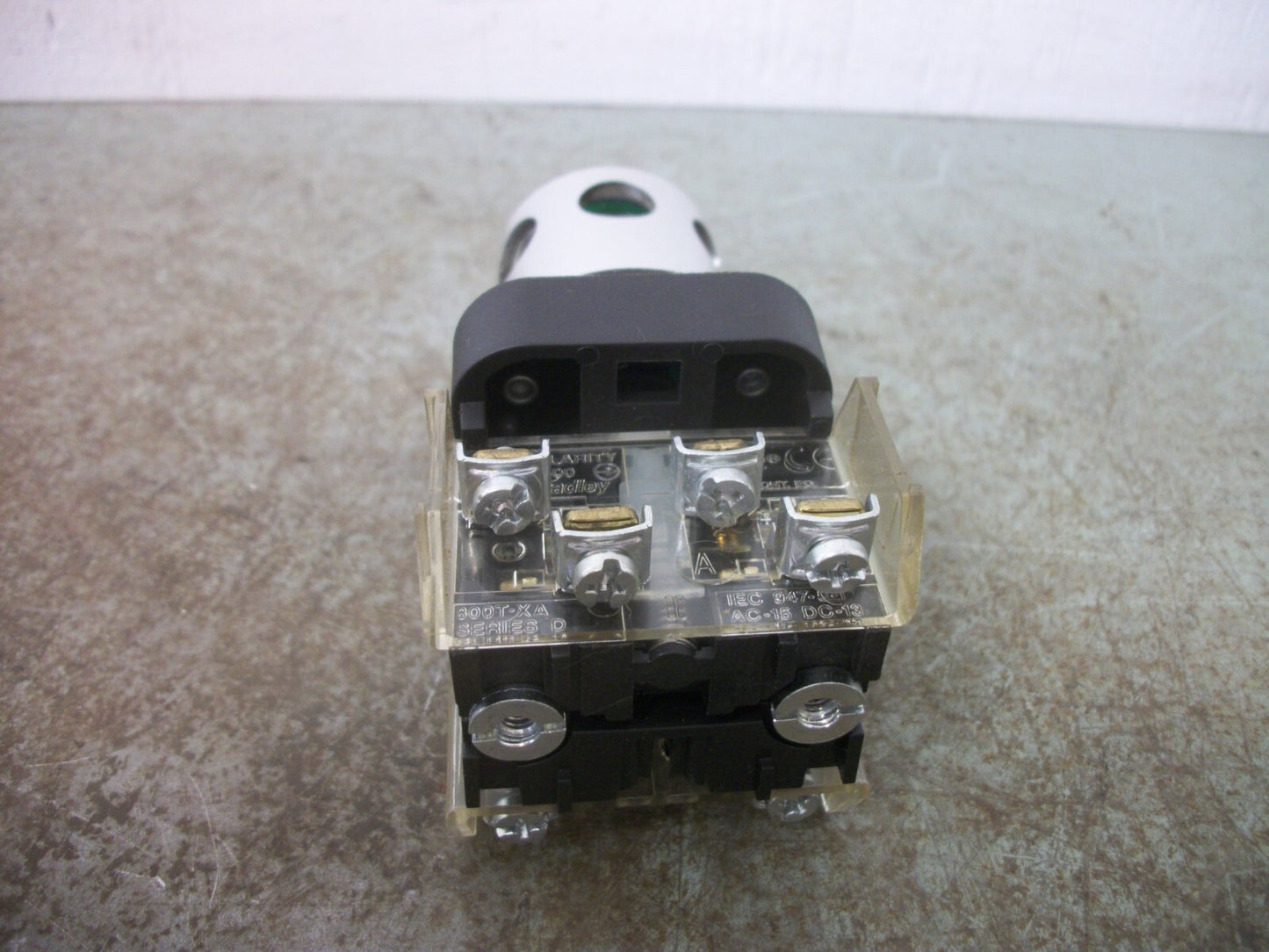 ALLEN-BRADLEY GREEN ILLUM MOMENTARY PUSHBUTTON 800T-QAH24G 24V