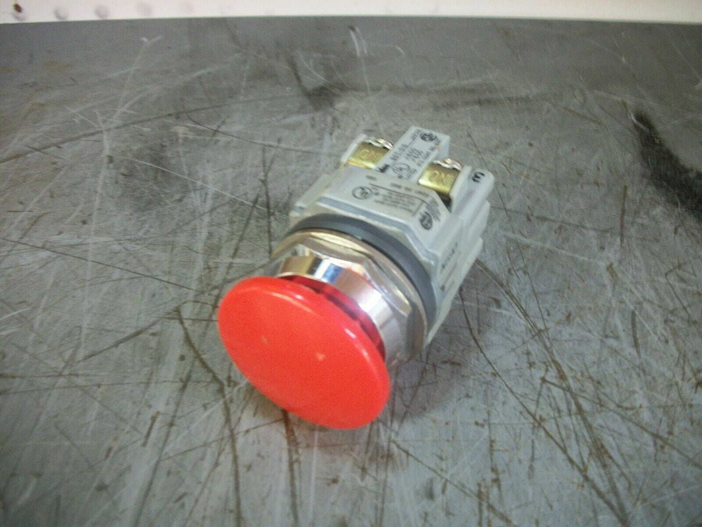 IDEC RED MUSHROOM MOMENTARY PUSHBUTTON ABD311N-R 600VOLT