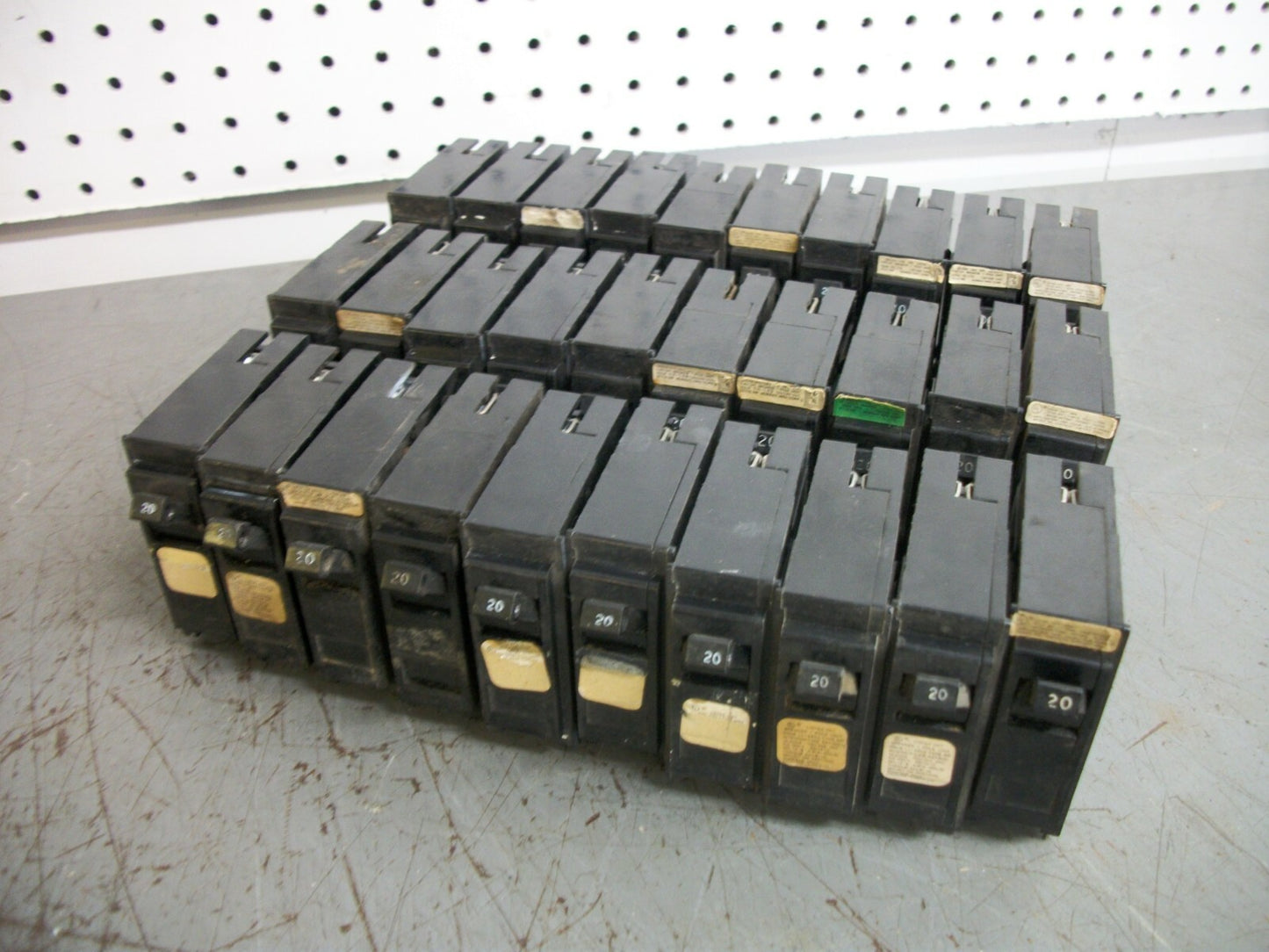 CROUSE-HINDS MURRAY ARROW HART LOT OF 30 MP CIRCUIT BREAKERS MP120 20A 240V 1P