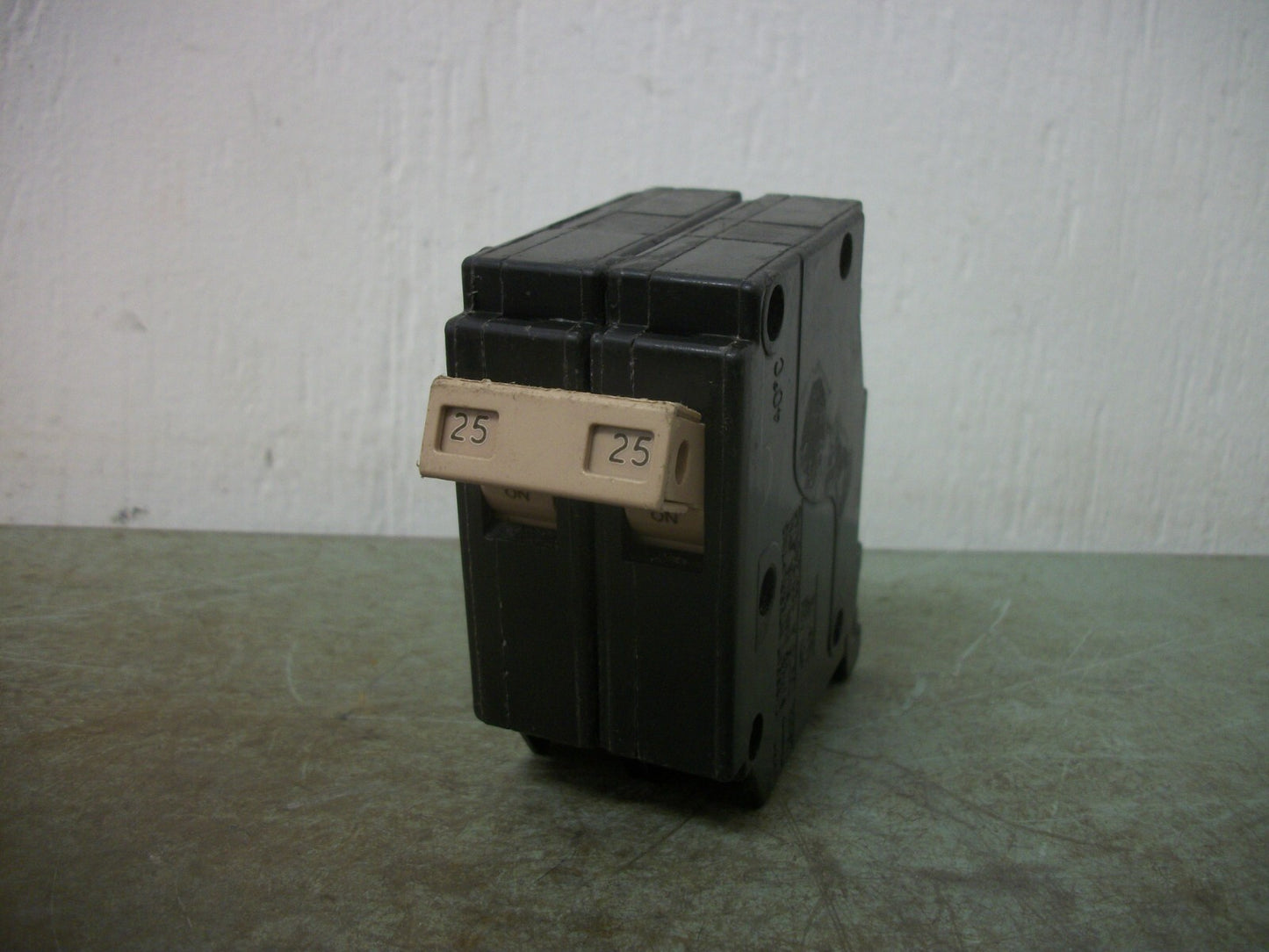 CUTLER-HAMMER CH CIRCUIT BREAKER CH225 25AMP 240VOLT 2POLE