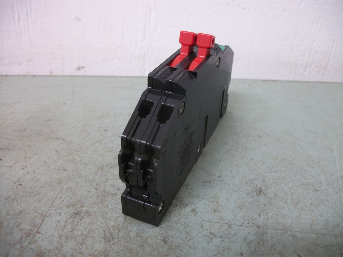 ZINSCO R38 TANDEM CIRCUIT BREAKER R3820 R382020 20AMP 240VOLT 2POLE