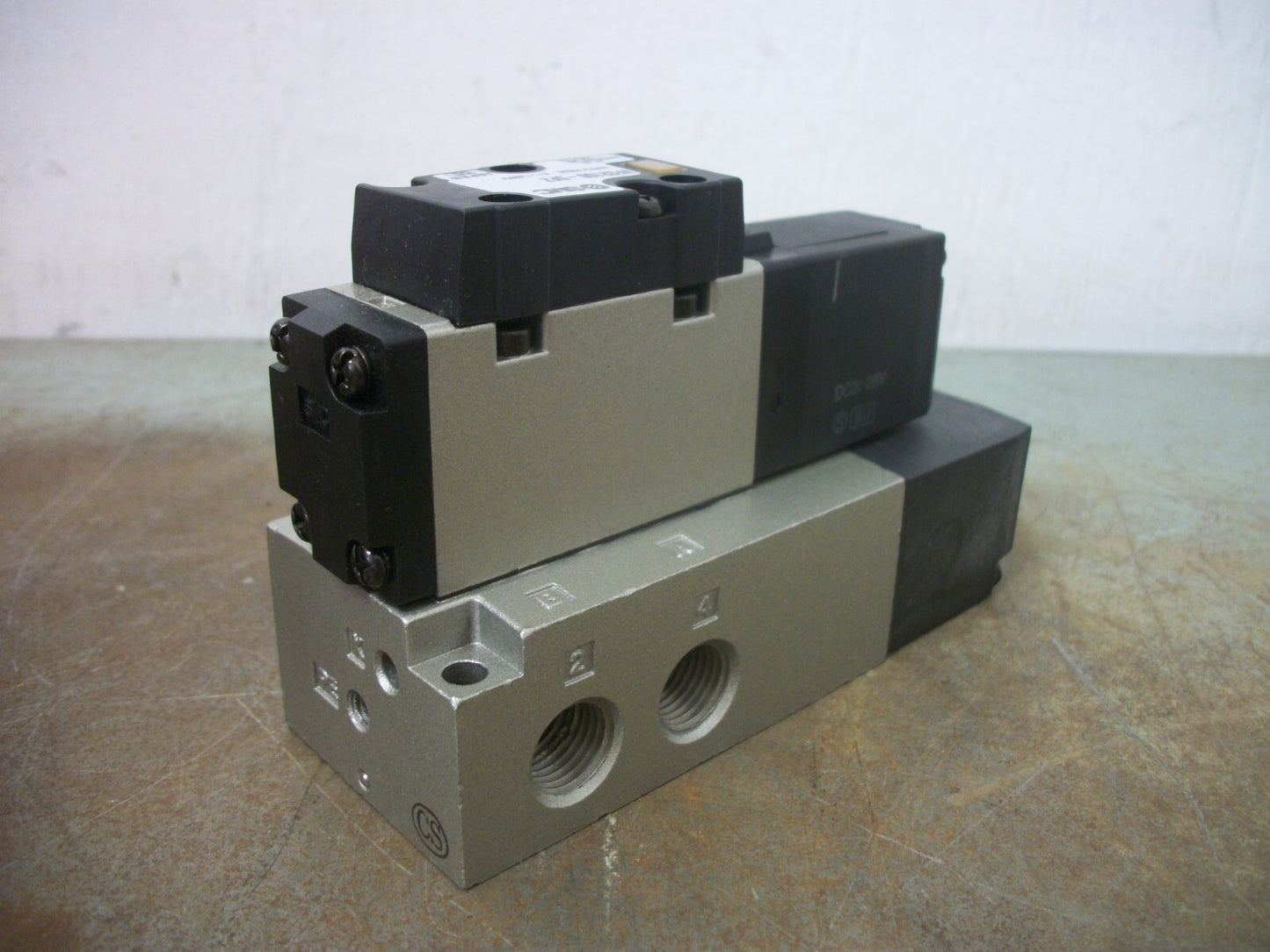 SMC SOLENOID VALVE VFS2100-5FZ 0.1-1.0MPa 26VCOIL NOB