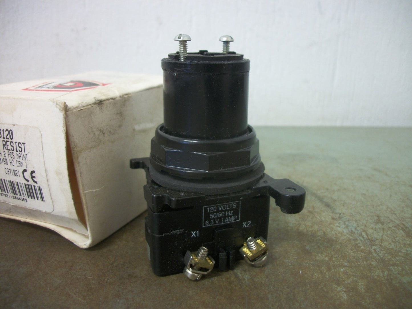 CUTLER-HAMMER 2-POS MAIN COR RESISTANT ILLUM SELECTOR SWITCH E34VFB120 120V NIB