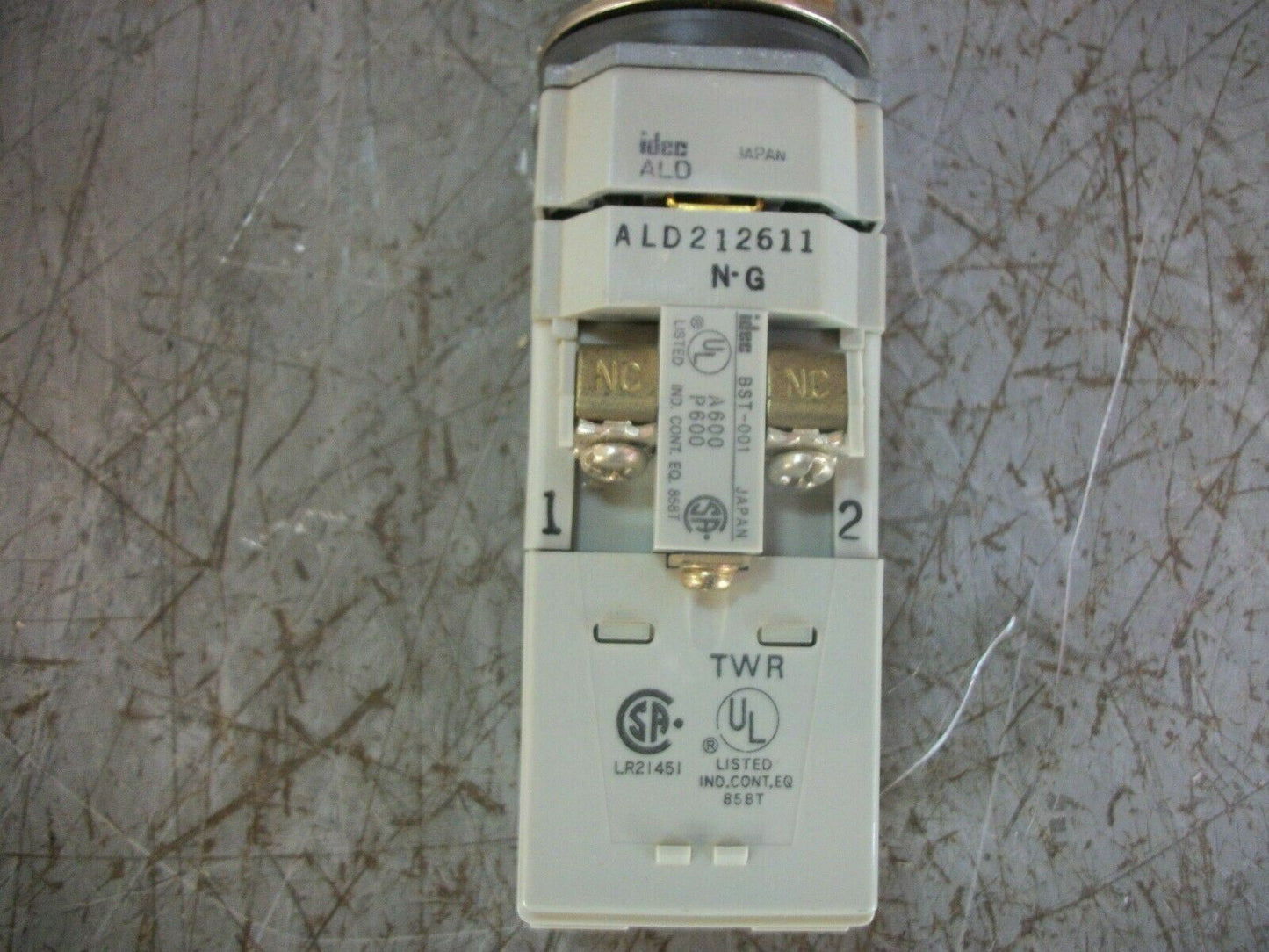 IDEC GREEN ILLUMINATED PUSHBUTTON ALD212611N-G 600VOLT