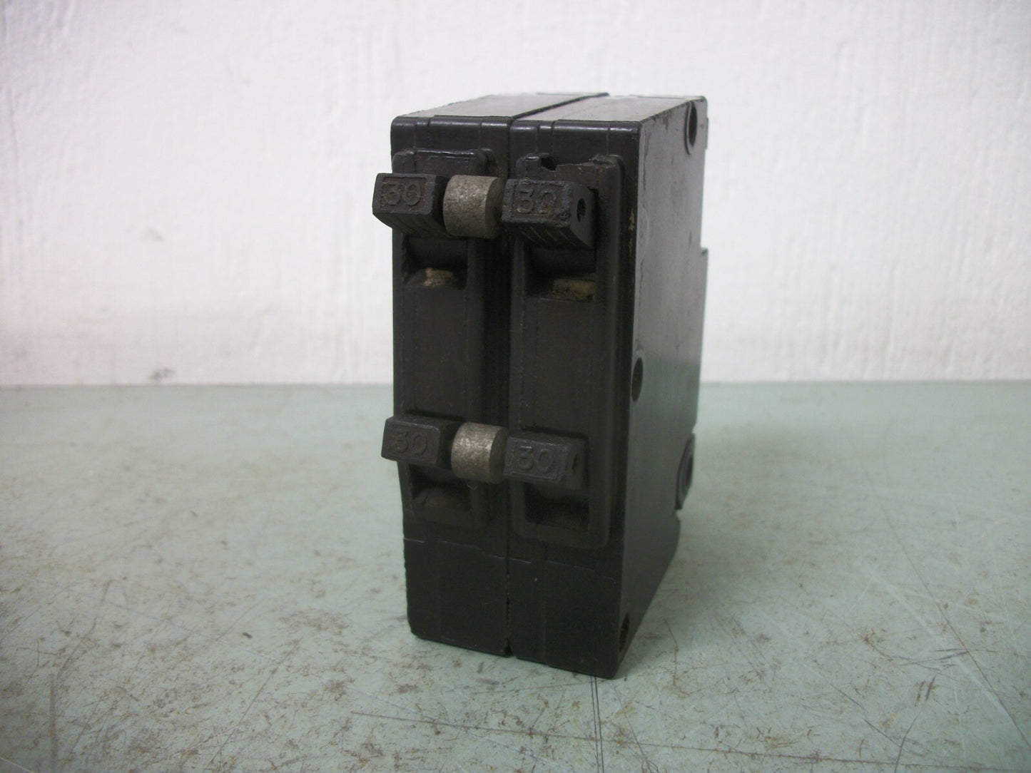 SQUARE D QOT CIRCUIT BREAKER QOT23030 30AMP 240VOLT 4POLE CHIPPED