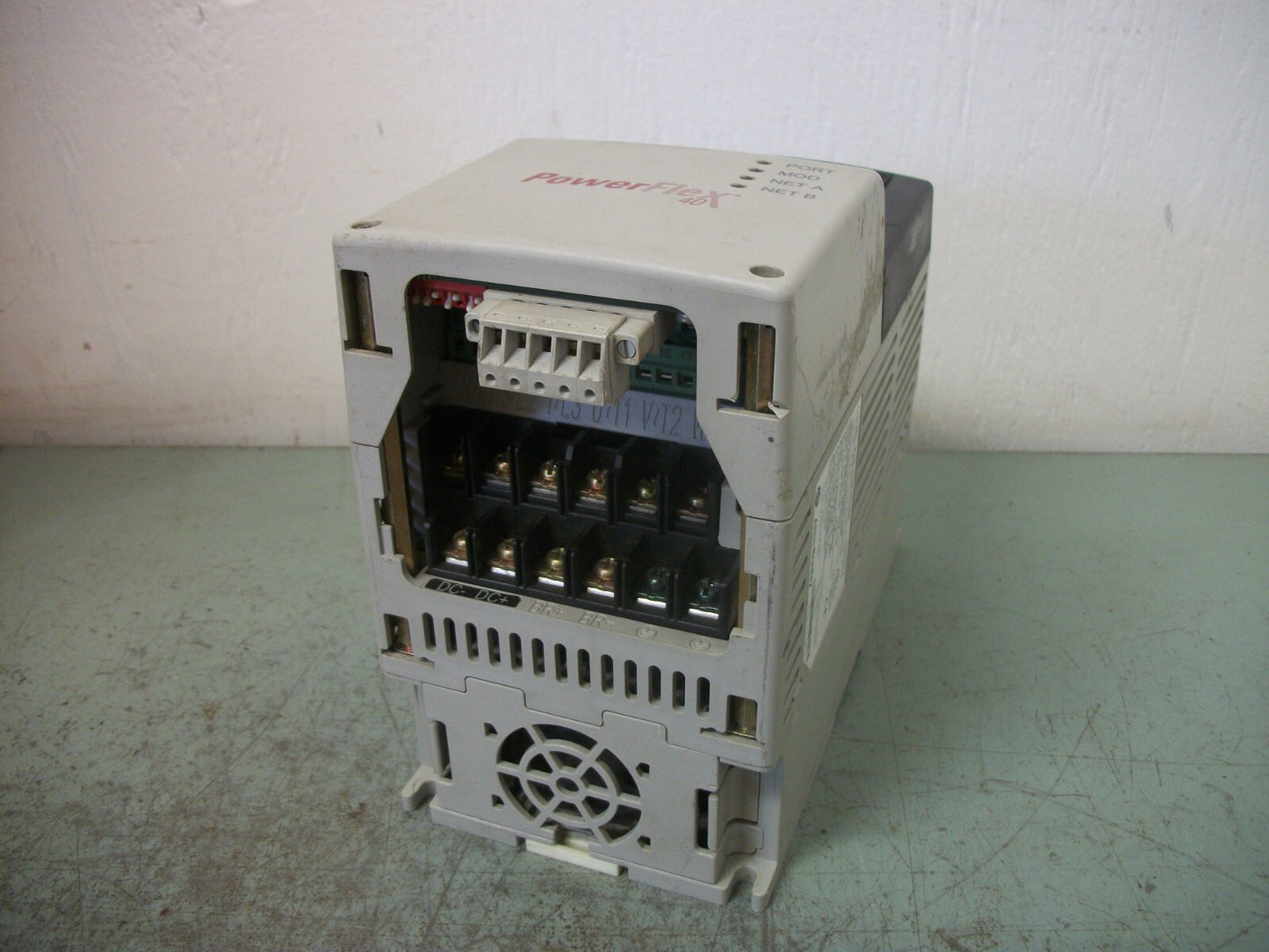 ALLEN-BRADLEY POWERFLEX 40 1HP AC DRIVE 22B-D2P3N104 460VOLT 3PH 2.3AMP