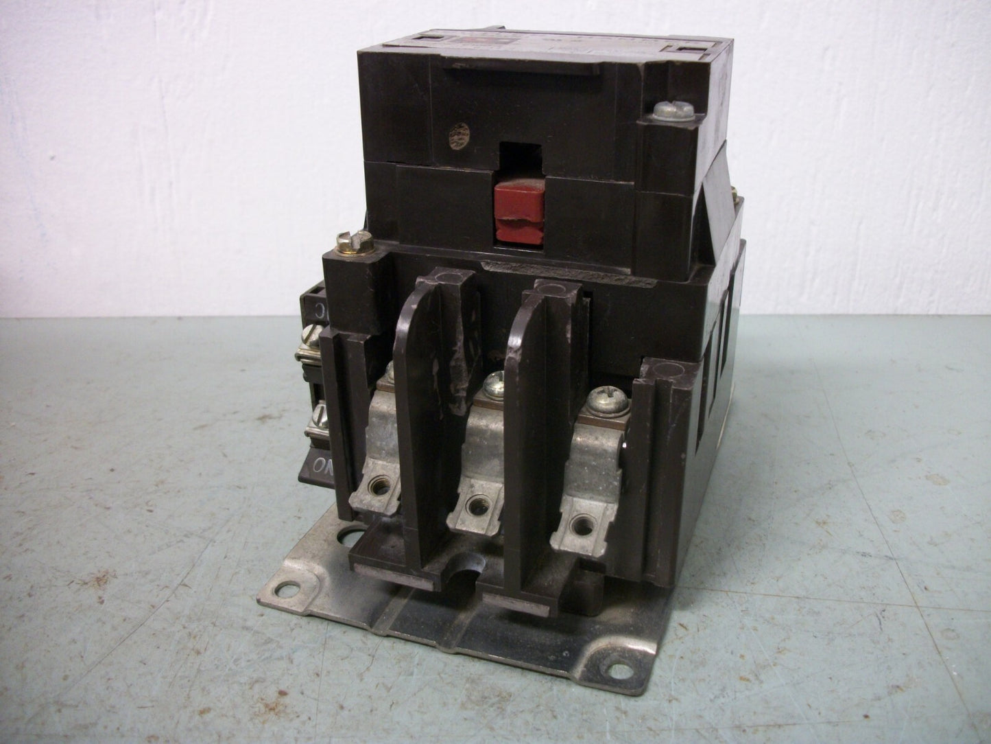 CUTLER-HAMMER 60AMP LIGHTING CONTACTOR C832EN4 120VCOIL