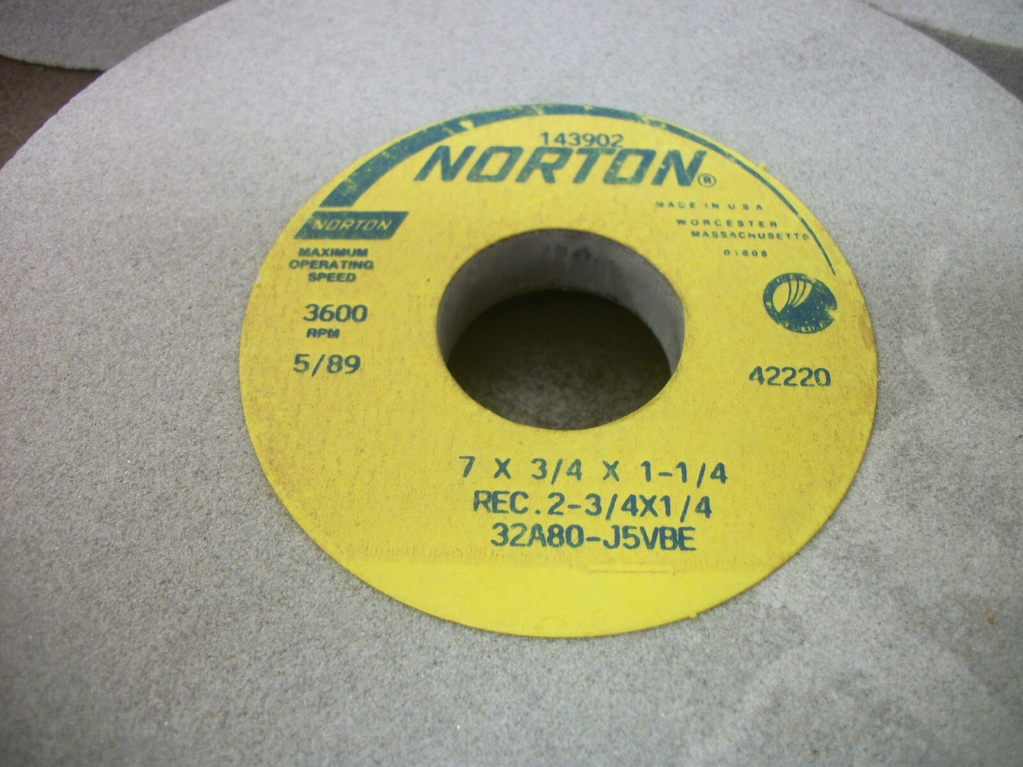 NORTON 143902 LOT OF 3 7X3/4X1-1/4 GRINDING WHEELS 32A80-J5VBE NEW