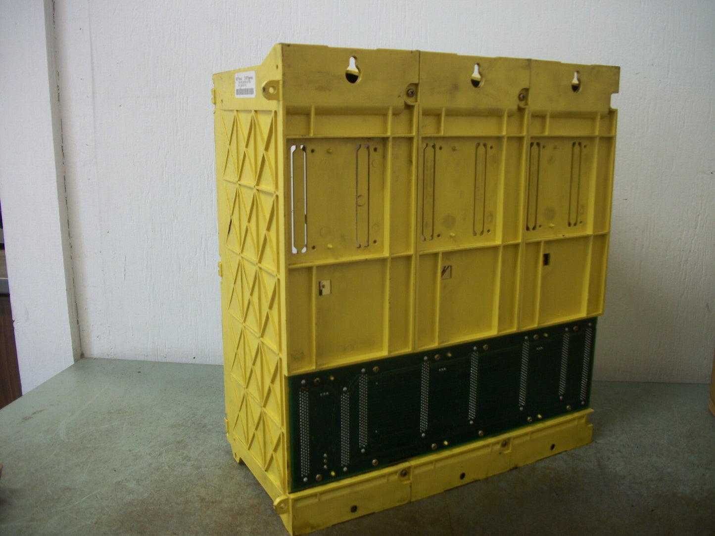 GE FANUC 7-SLOT PLC CHASSIS RACK 15M-MCU05303-001R00