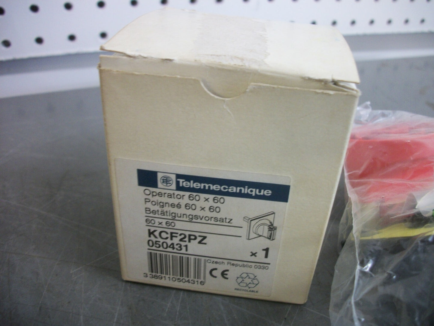 TELEMECANIQUE 60 X 60 DISCONNECT HANDLE OPERATOR KCF2PZ NIB